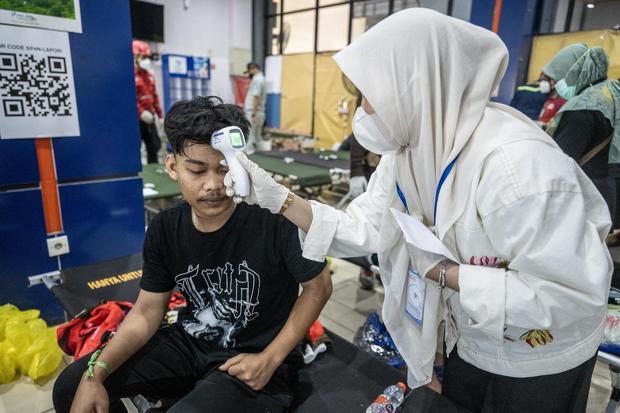 Petugas memeriksa kesehatan korban kapal motor penumpang (KMP) Virgo Transport 8 yang selamat di Pelabuhan Tri Sakti, Banjarmasin, Kalimantan Selatan, Senin (14/9/2026). Tim SAR gabungan berhasil mengevakuasi sebanyak 15 penumpang selamat dan satu jenazah korban KMP Virgo Transport 8 yang tenggelam pada Minggu (13/9) di Laut Jawa dan selanjutnya jenazah diserahkan kepada tim DVI Polda Kalsel untuk diidentifikasi.