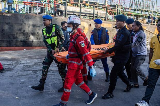 Tim SAR gabungan mengangkat kantong berisi jenazah korban kapal motor penumpang (KMP) Virgo Transport 8 yang tiba di Pelabuhan Tri Sakti, Banjarmasin, Kalimantan Selatan, Senin (14/9/2026). Tim SAR gabungan berhasil mengevakuasi sebanyak 15 penumpang selamat dan satu jenazah korban KMP Virgo Transport 8 yang tenggelam pada Minggu (13/9) di Laut Jawa dan selanjutnya jenazah diserahkan kepada tim DVI Polda Kalsel untuk diidentifikasi.