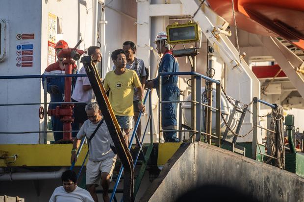 Sejumlah penumpang korban kapal motor penumpang (KMP) Virgo Transport 8 yang tiba di Pelabuhan Tri Sakti, Banjarmasin, Kalimantan Selatan, Senin (14/9/2026). Tim SAR gabungan berhasil mengevakuasi sebanyak 15 penumpang selamat dan satu jenazah korban KMP Virgo Transport 8 yang tenggelam pada Minggu (13/9) di Laut Jawa dan selanjutnya jenazah diserahkan kepada tim DVI Polda Kalsel untuk diidentifikasi.