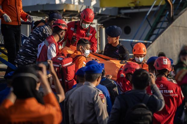 Tim SAR gabungan mengangkat kantong berisi jenazah korban kapal motor penumpang (KMP) Virgo Transport 8 yang tiba di Pelabuhan Tri Sakti, Banjarmasin, Kalimantan Selatan, Senin (14/9/2026). Tim SAR gabungan berhasil mengevakuasi sebanyak 15 penumpang selamat dan satu jenazah korban KMP Virgo Transport 8 yang tenggelam pada Minggu (13/9) di Laut Jawa dan selanjutnya jenazah diserahkan kepada tim DVI Polda Kalsel untuk diidentifikasi.