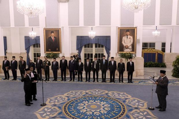 Presiden Prabowo Subianto (kanan) memimpin pengambilan sumpah jabatan Suahasil Nazara (keempat kiri) sebagai Menteri Keuangan di Istana Negara, Jakarta, Senin (14/9/2026). Presiden Prabowo melantik Suahasil Nazara menjadi Menteri Keuangan Kabinet Merah Putih sisa masa jabatan 2024–2029 menggantikan Purbaya Yudhi Sadewa.