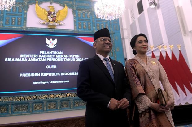Pejabat baru Menteri Keuangan Suahasil Nazara (kiri) didampingi istri Christina Pusporini Messakh bersiap memberikan keterangna pers usai pelantikan di Istana Negara, Jakarta, Senin (14/9/2026). Presiden Prabowo melantik Suahasil Nazara menjadi Menteri Keuangan Kabinet Merah Putih sisa masa jabatan 2024–2029 menggantikan Purbaya Yudhi Sadewa.