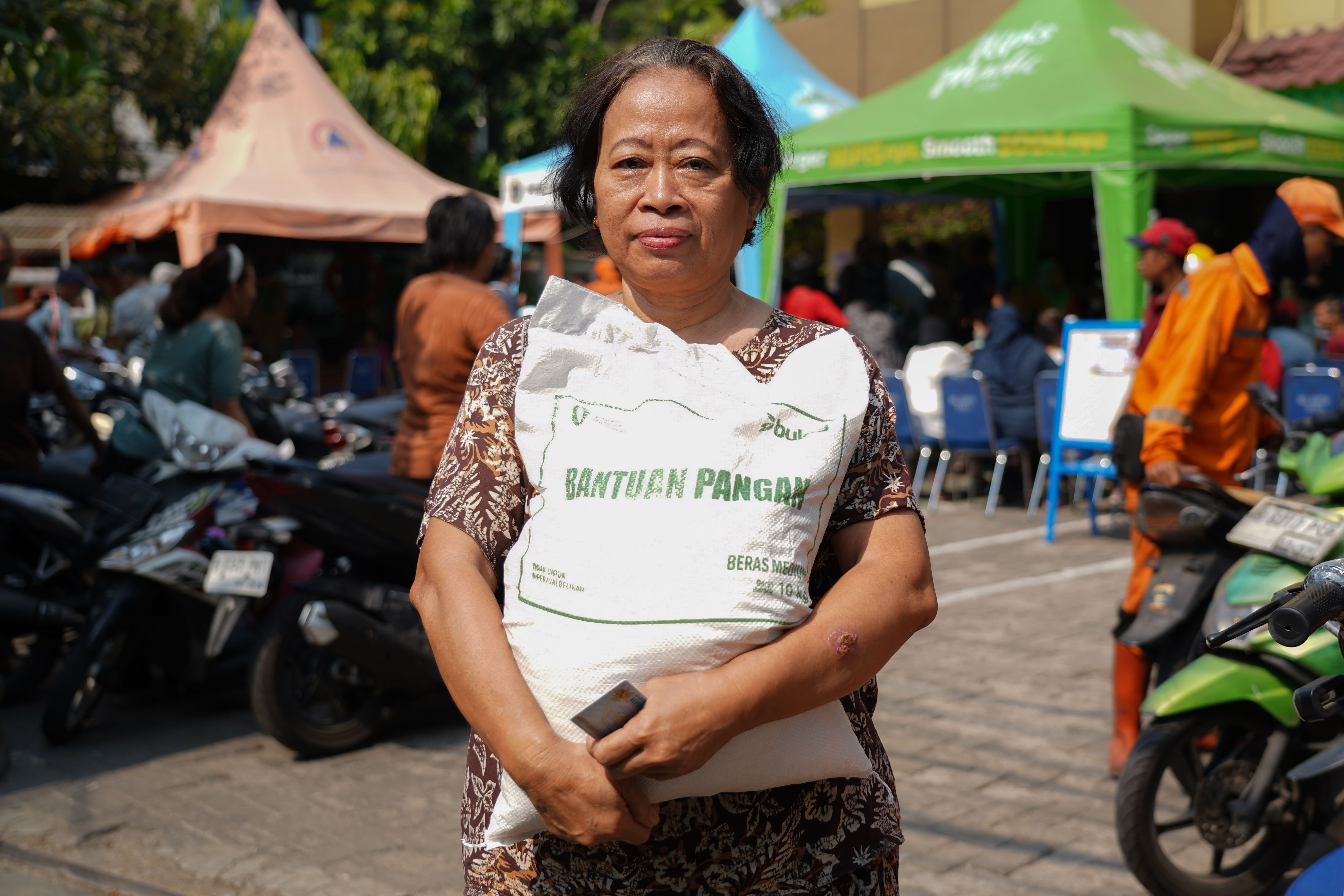 Warga Penerima Bantuan Pangan (PBP) membawa beras yang disalurkan di Kelurahan Kartini, Kecamatan Sawah Besar, Jakarta Pusat, Selasa (15/9/2026). Pemerintah memberikan Bantuan Pangan Beras yang menyasar sekitar 33,2 juta keluarga di kategori desil 1 hingga desil 4 dengan skema penyaluran secara rapel untuk alokasi tiga bulan sehingga penerima memperoleh total beras sebanyak 30 kilogram.