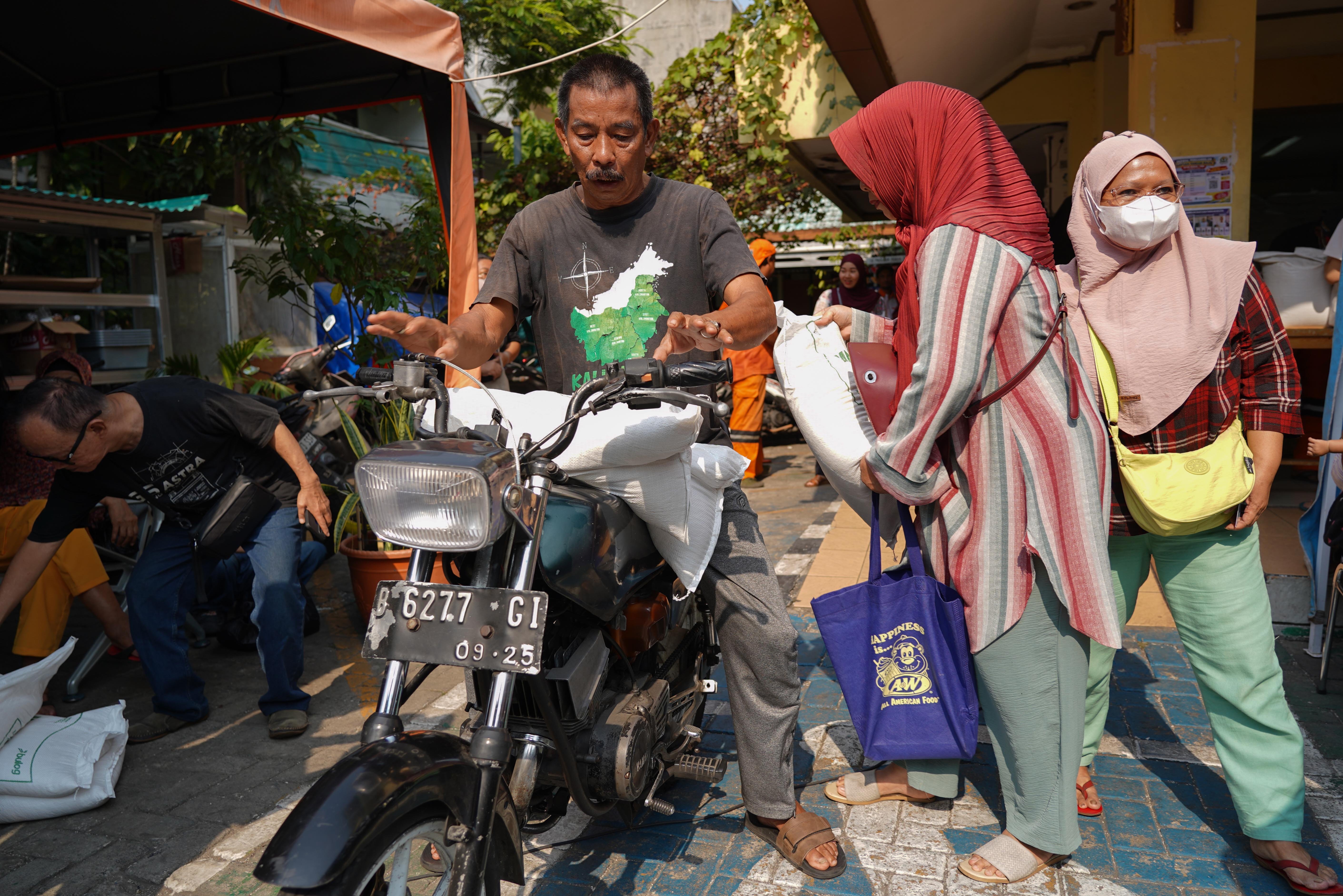 Warga Penerima Bantuan Pangan (PBP) membawa beras yang disalurkan di Kelurahan Kartini, Kecamatan Sawah Besar, Jakarta Pusat, Selasa (15/9/2026). Pemerintah memberikan Bantuan Pangan Beras yang menyasar sekitar 33,2 juta keluarga di kategori desil 1 hingga desil 4 dengan skema penyaluran secara rapel untuk alokasi tiga bulan sehingga penerima memperoleh total beras sebanyak 30 kilogram.