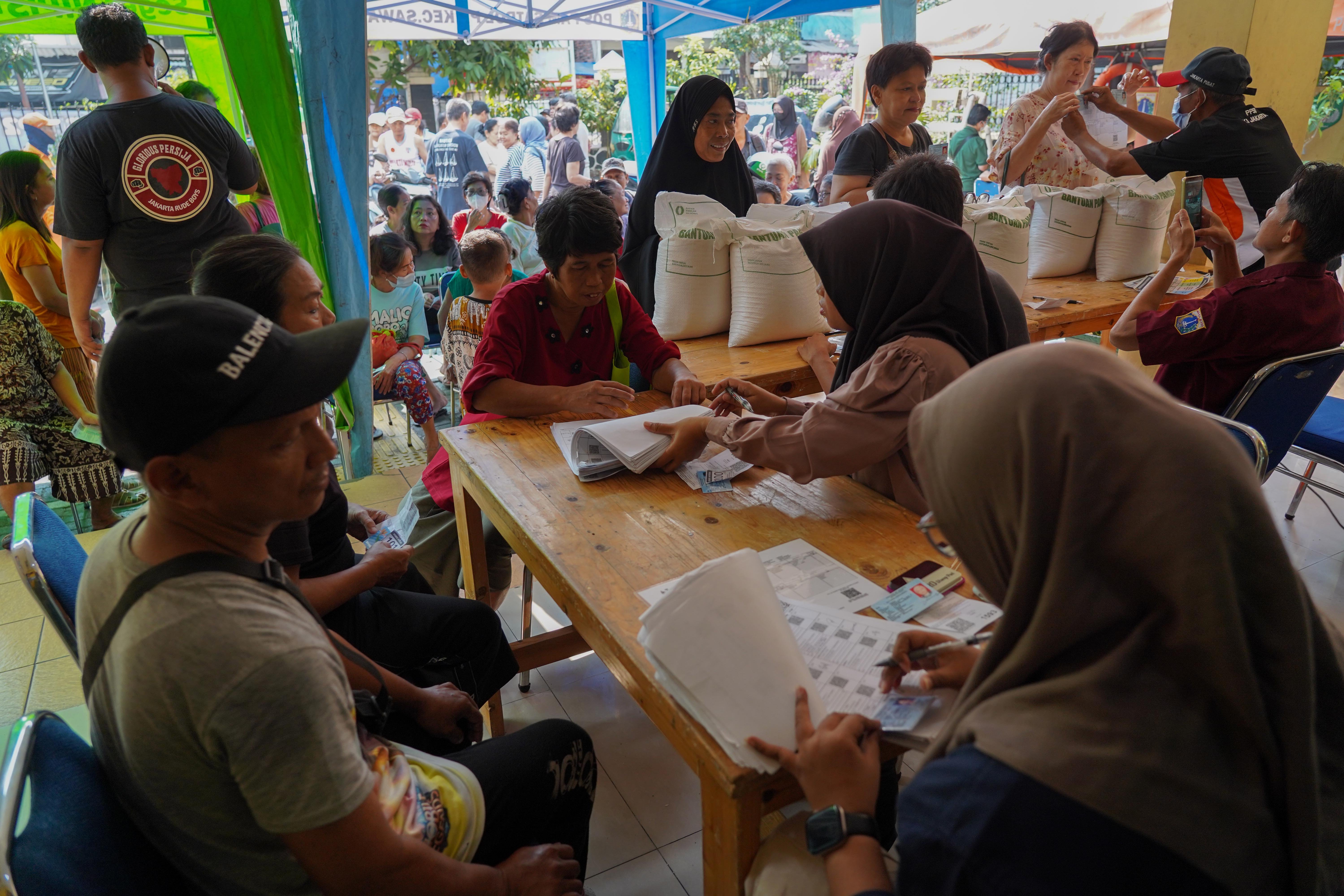 Petugas mengecek data warga Penerima Bantuan Pangan (PBP) saat penyaluran beras Kelurahan Kartini, Kecamatan Sawah Besar, Jakarta Pusat, Selasa (15/9/2026). Pemerintah memberikan Bantuan Pangan Beras yang menyasar sekitar 33,2 juta keluarga di kategori desil 1 hingga desil 4 dengan skema penyaluran secara rapel untuk alokasi tiga bulan sehingga penerima memperoleh total beras sebanyak 30 kilogram.