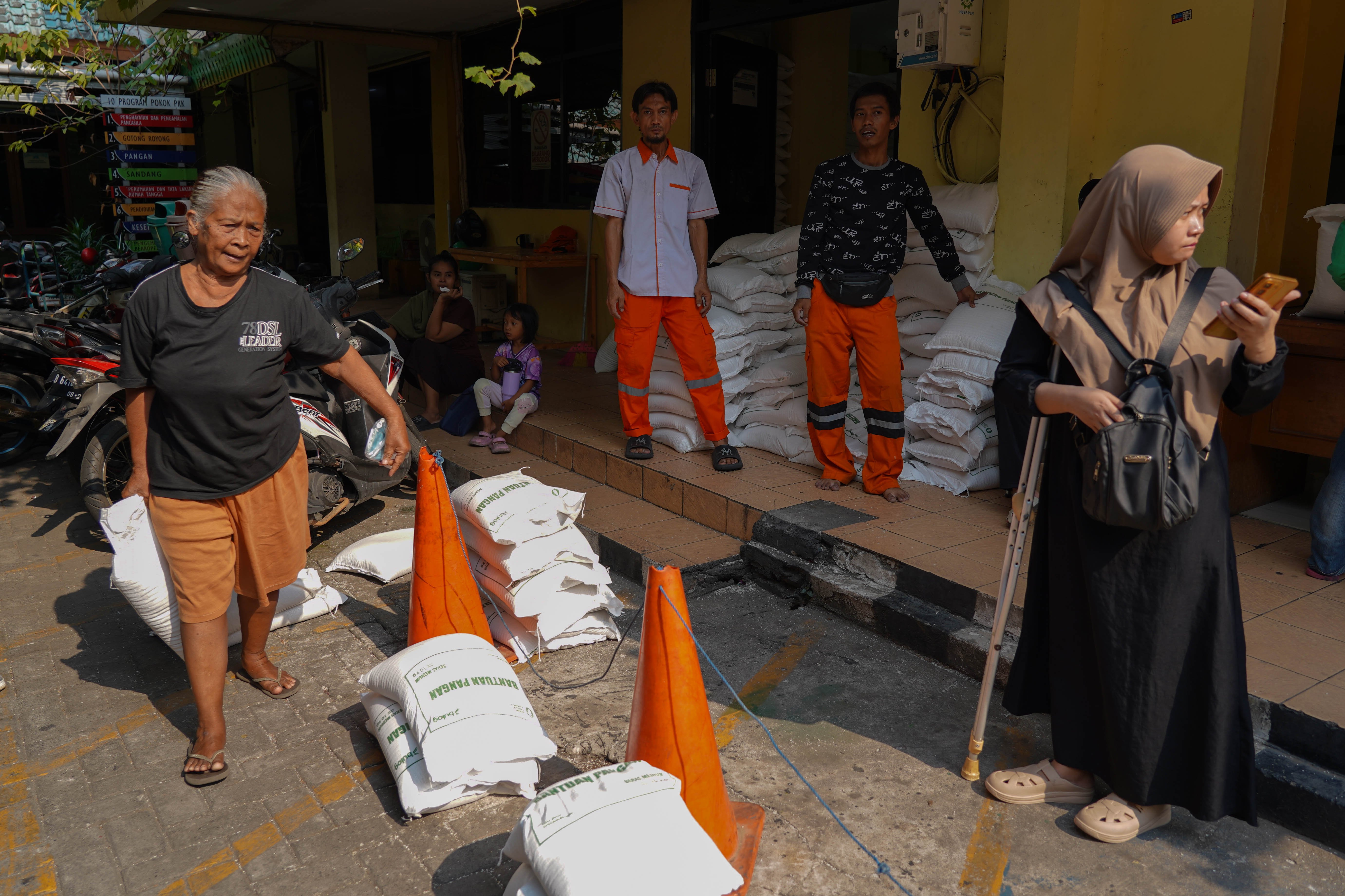 Warga Penerima Bantuan Pangan (PBP) membawa beras yang disalurkan di Kelurahan Kartini, Kecamatan Sawah Besar, Jakarta Pusat, Selasa (15/9/2026). Pemerintah memberikan Bantuan Pangan Beras yang menyasar sekitar 33,2 juta keluarga di kategori desil 1 hingga desil 4 dengan skema penyaluran secara rapel untuk alokasi tiga bulan sehingga penerima memperoleh total beras sebanyak 30 kilogram.