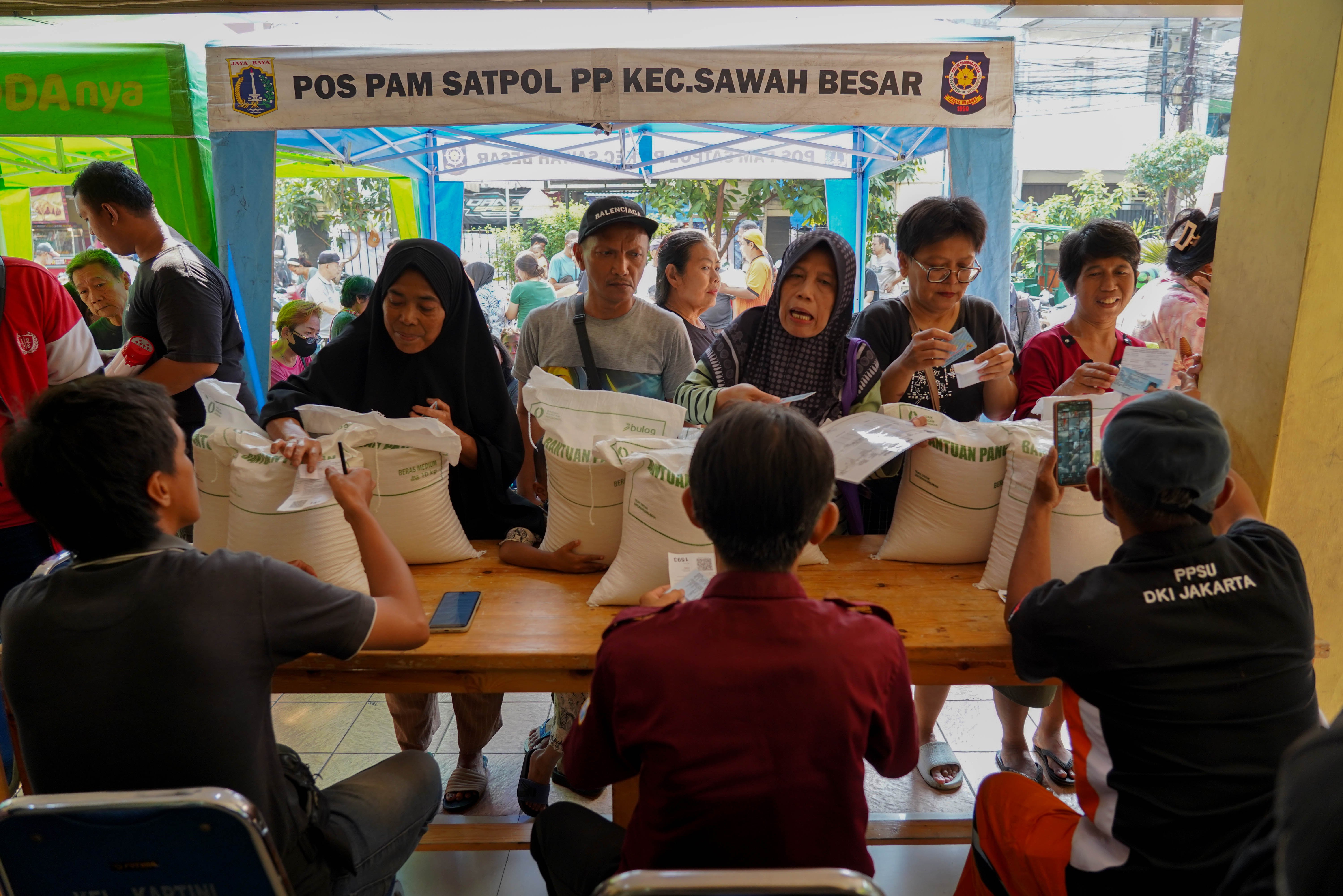 Warga Penerima Bantuan Pangan (PBP) mengantre saat penyaluran beras Kelurahan Kartini, Kecamatan Sawah Besar, Jakarta Pusat, Selasa (15/9/2026). Pemerintah memberikan Bantuan Pangan Beras yang menyasar sekitar 33,2 juta keluarga di kategori desil 1 hingga desil 4 dengan skema penyaluran secara rapel untuk alokasi tiga bulan sehingga penerima memperoleh total beras sebanyak 30 kilogram.