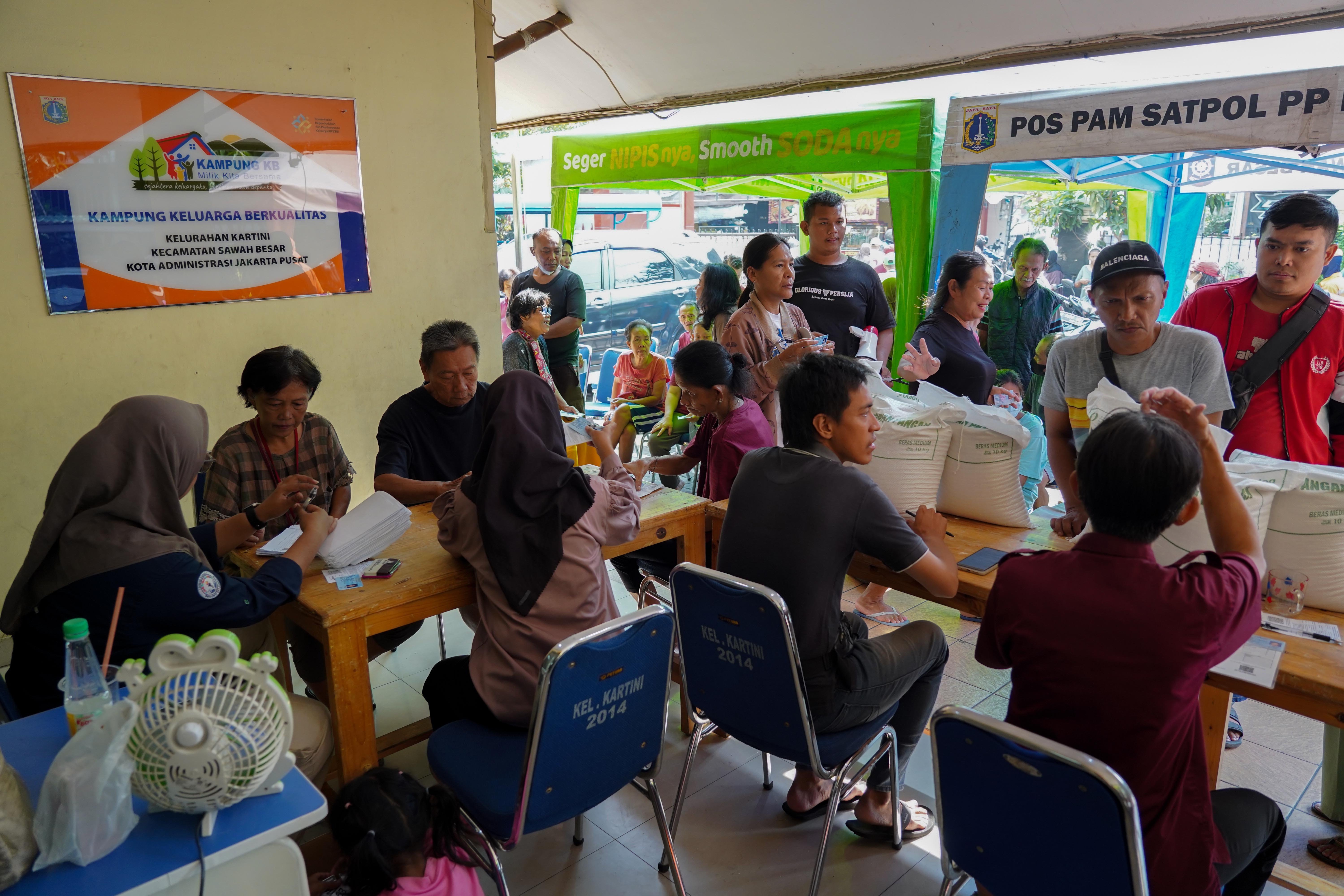 Petugas mengecek data warga Penerima Bantuan Pangan (PBP) saat penyaluran beras Kelurahan Kartini, Kecamatan Sawah Besar, Jakarta Pusat, Selasa (15/9/2026). Pemerintah memberikan Bantuan Pangan Beras yang menyasar sekitar 33,2 juta keluarga di kategori desil 1 hingga desil 4 dengan skema penyaluran secara rapel untuk alokasi tiga bulan sehingga penerima memperoleh total beras sebanyak 30 kilogram.