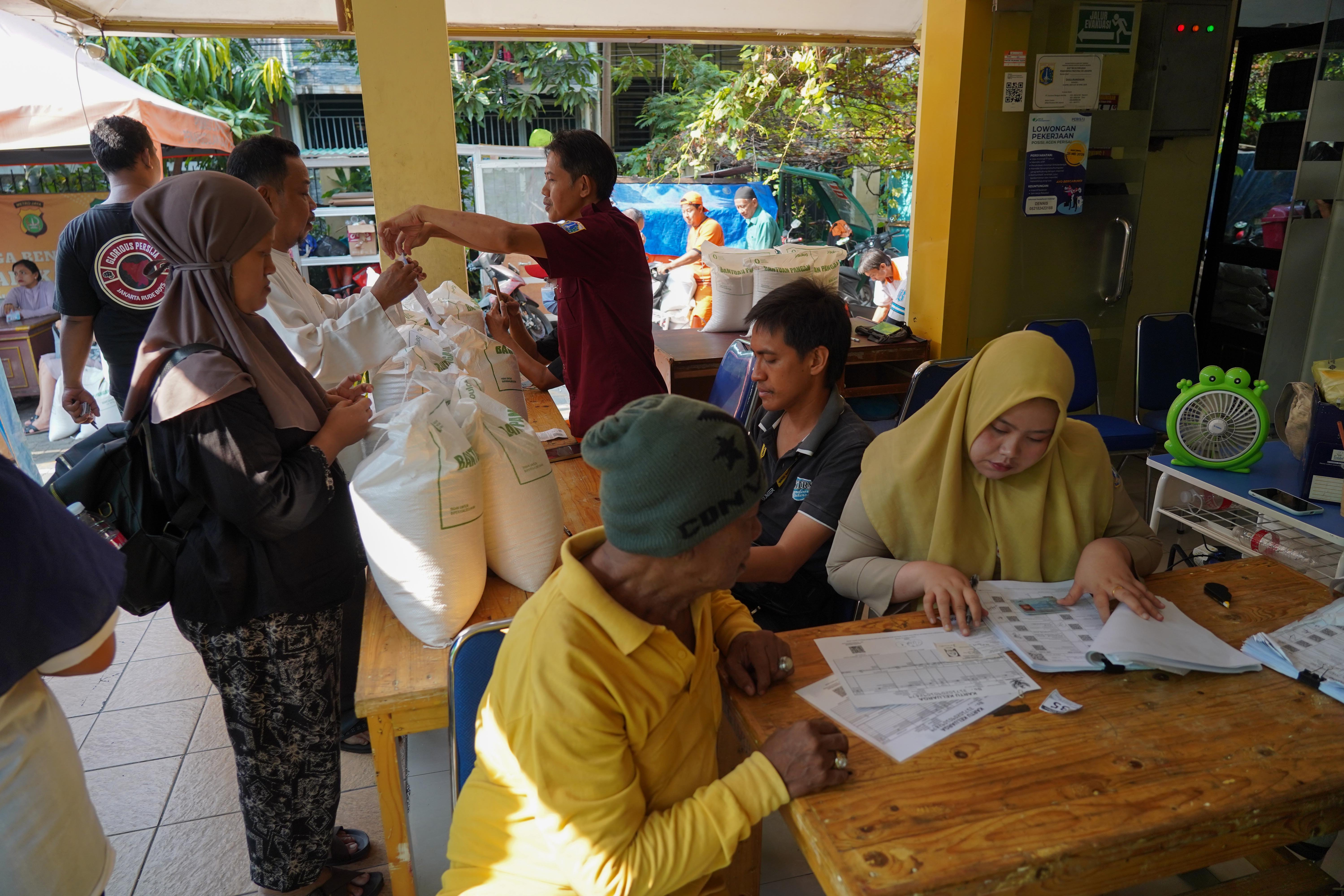 Petugas mengecek data warga Penerima Bantuan Pangan (PBP) saat penyaluran beras Kelurahan Kartini, Kecamatan Sawah Besar, Jakarta Pusat, Selasa (15/9/2026). Pemerintah memberikan Bantuan Pangan Beras yang menyasar sekitar 33,2 juta keluarga di kategori desil 1 hingga desil 4 dengan skema penyaluran secara rapel untuk alokasi tiga bulan sehingga penerima memperoleh total beras sebanyak 30 kilogram.