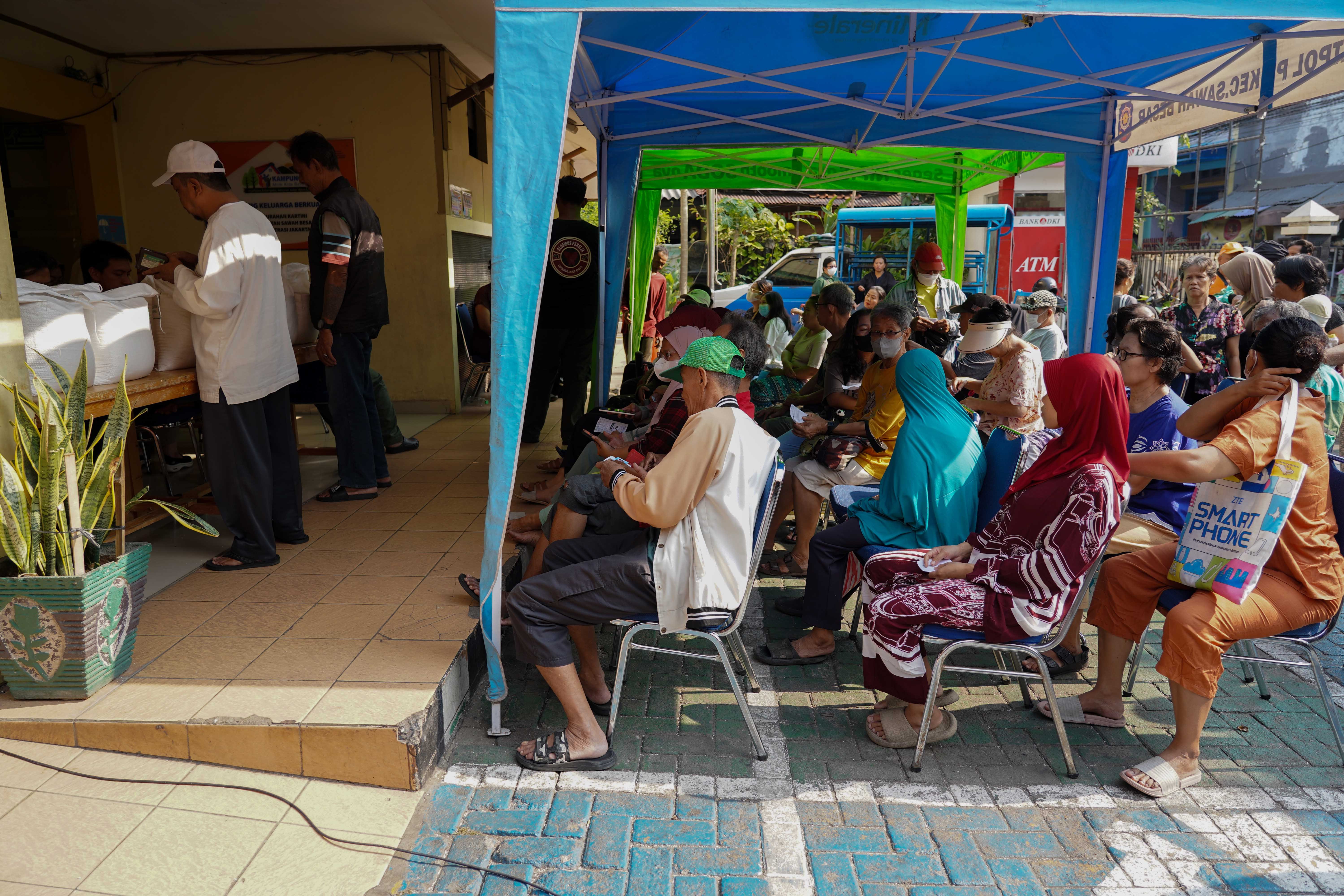 Warga Penerima Bantuan Pangan (PBP) mengantre saat penyaluran beras Kelurahan Kartini, Kecamatan Sawah Besar, Jakarta Pusat, Selasa (15/9/2026). Pemerintah memberikan Bantuan Pangan Beras yang menyasar sekitar 33,2 juta keluarga di kategori desil 1 hingga desil 4 dengan skema penyaluran secara rapel untuk alokasi tiga bulan sehingga penerima memperoleh total beras sebanyak 30 kilogram.