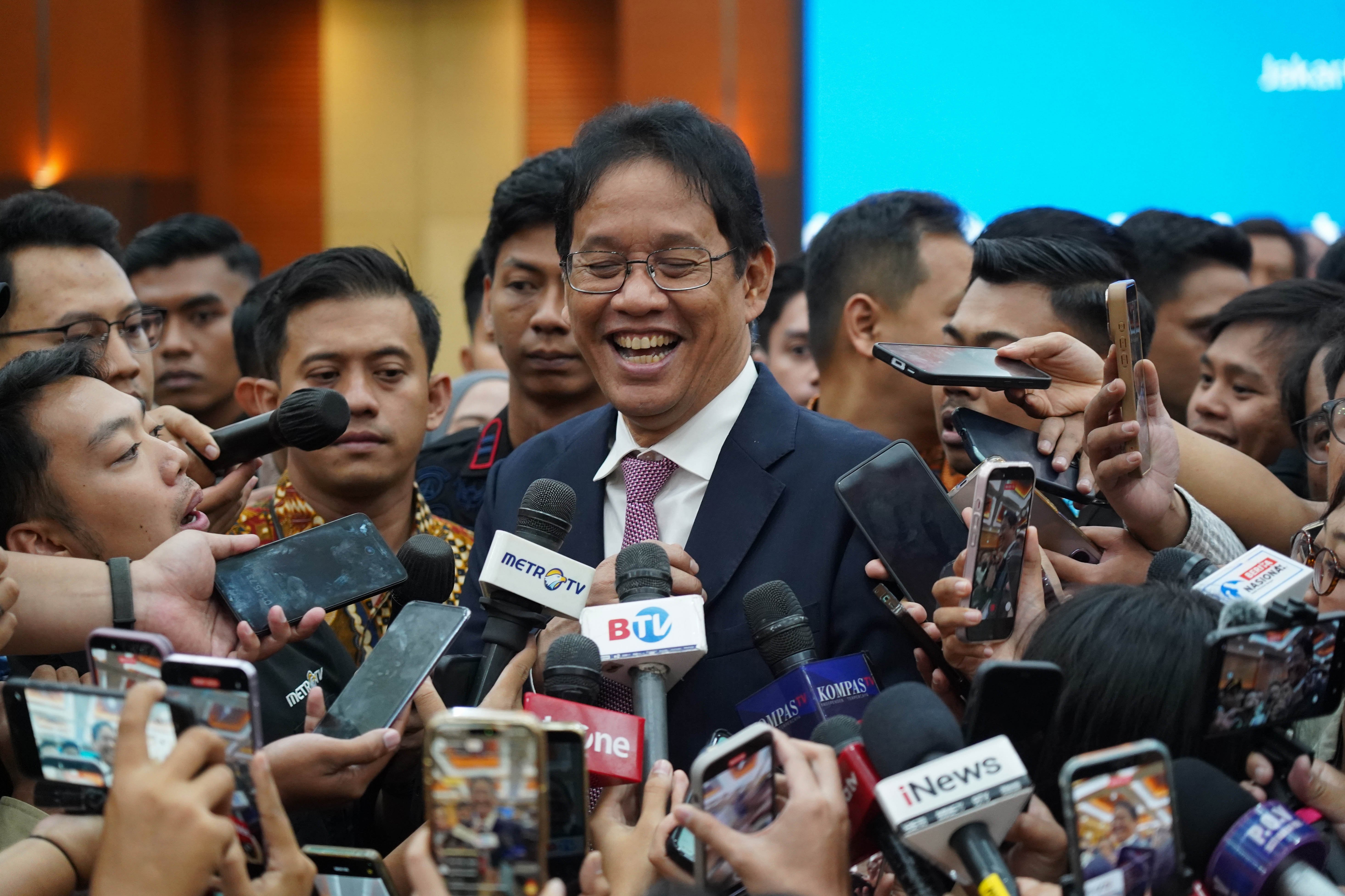 Mantan Menteri Keuangan Purbaya Yudhi Sadewa menjawab pertanyaan wartawan usai menyerahkan jabatannya ke pejabat baru Menteri Keuangan Suahasil Nazara di kantor Kementerian Keuangan, Jakarta, Selasa (15/9/2026). Suahasil Nazara ditunjuk oleh Presiden Prabowo Subianto untuk menjabat sebagai Menteri Keuangan menggantikan Purbaya Yudhi Sadewa.