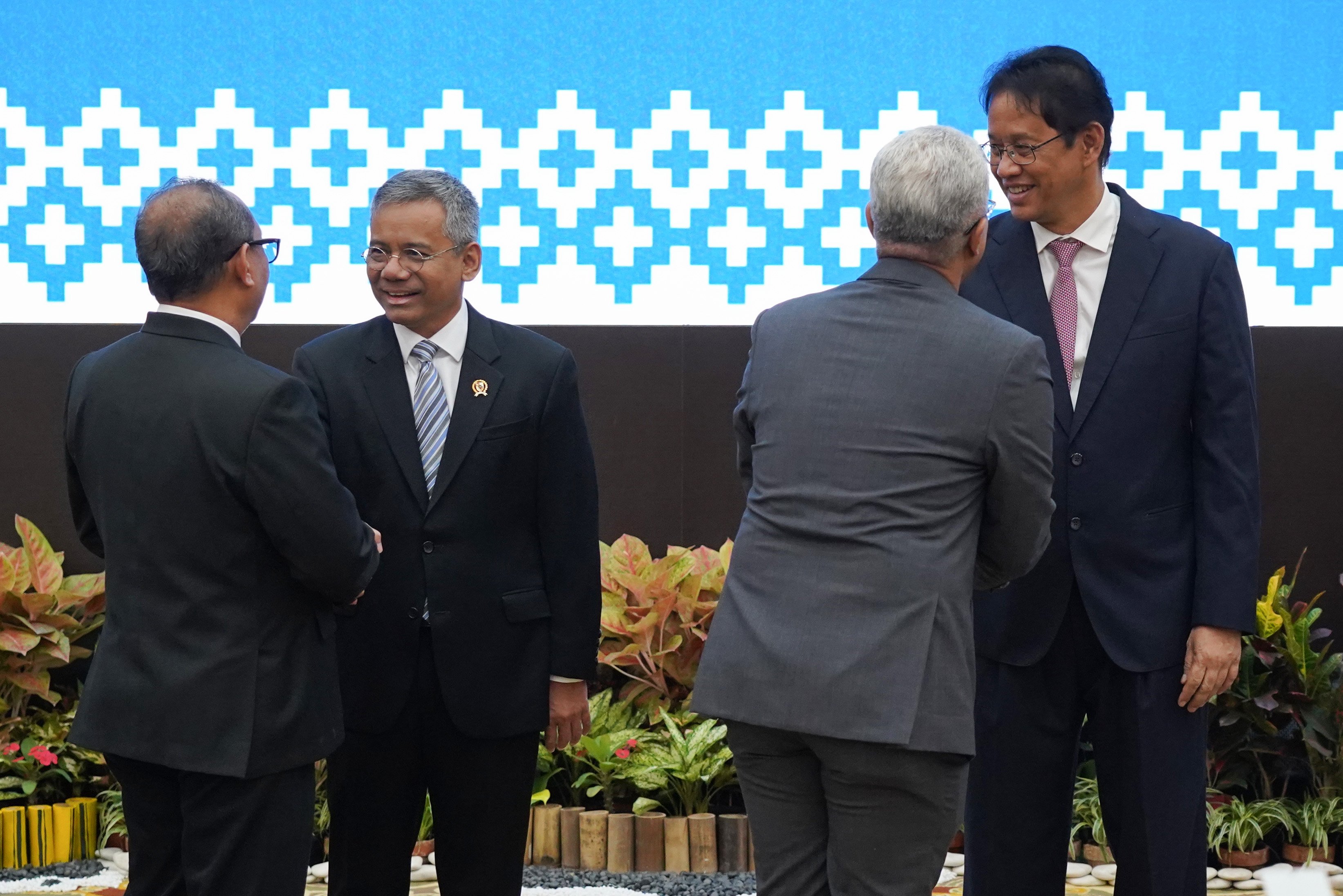 Menteri Keuangan Suahasil Nazara (kedua kiri) bersama pejabat lama Purbaya Yudhi Sadewa (kanan) menyalami pegawai usai serah terima jabatan di kantor Kementerian Keuangan, Jakarta, Selasa (15/9/2026). Suahasil Nazara ditunjuk oleh Presiden Prabowo Subianto untuk menjabat sebagai Menteri Keuangan menggantikan Purbaya Yudhi Sadewa.