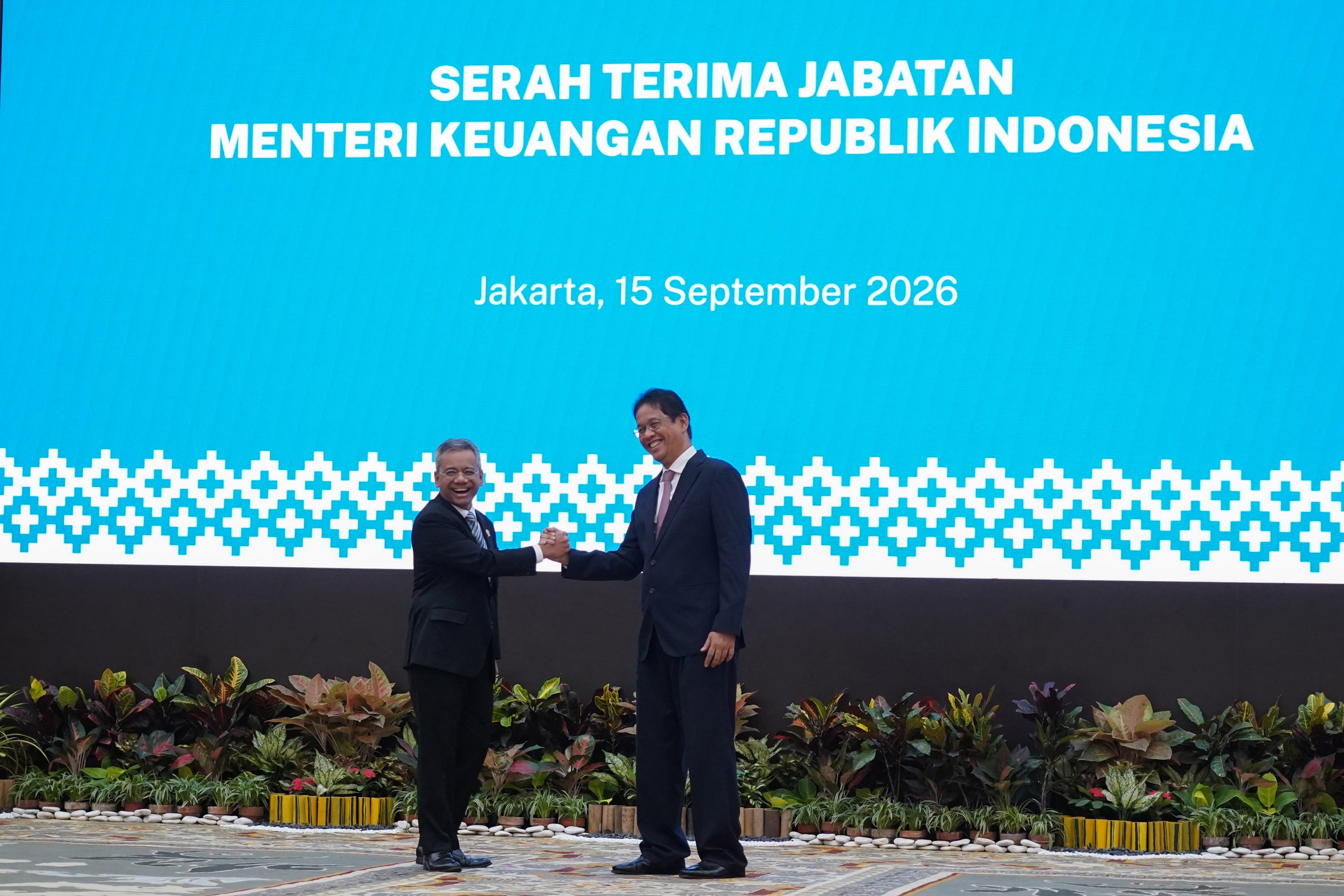 Menteri Keuangan Suahasil Nazara (kiri) berjabat tangan dengan pejabat lama Purbaya Yudhi Sadewa usai serah terima jabatan di kantor Kementerian Keuangan, Jakarta, Selasa (15/9/2026). Suahasil Nazara ditunjuk oleh Presiden Prabowo Subianto untuk menjabat sebagai Menteri Keuangan menggantikan Purbaya Yudhi Sadewa.