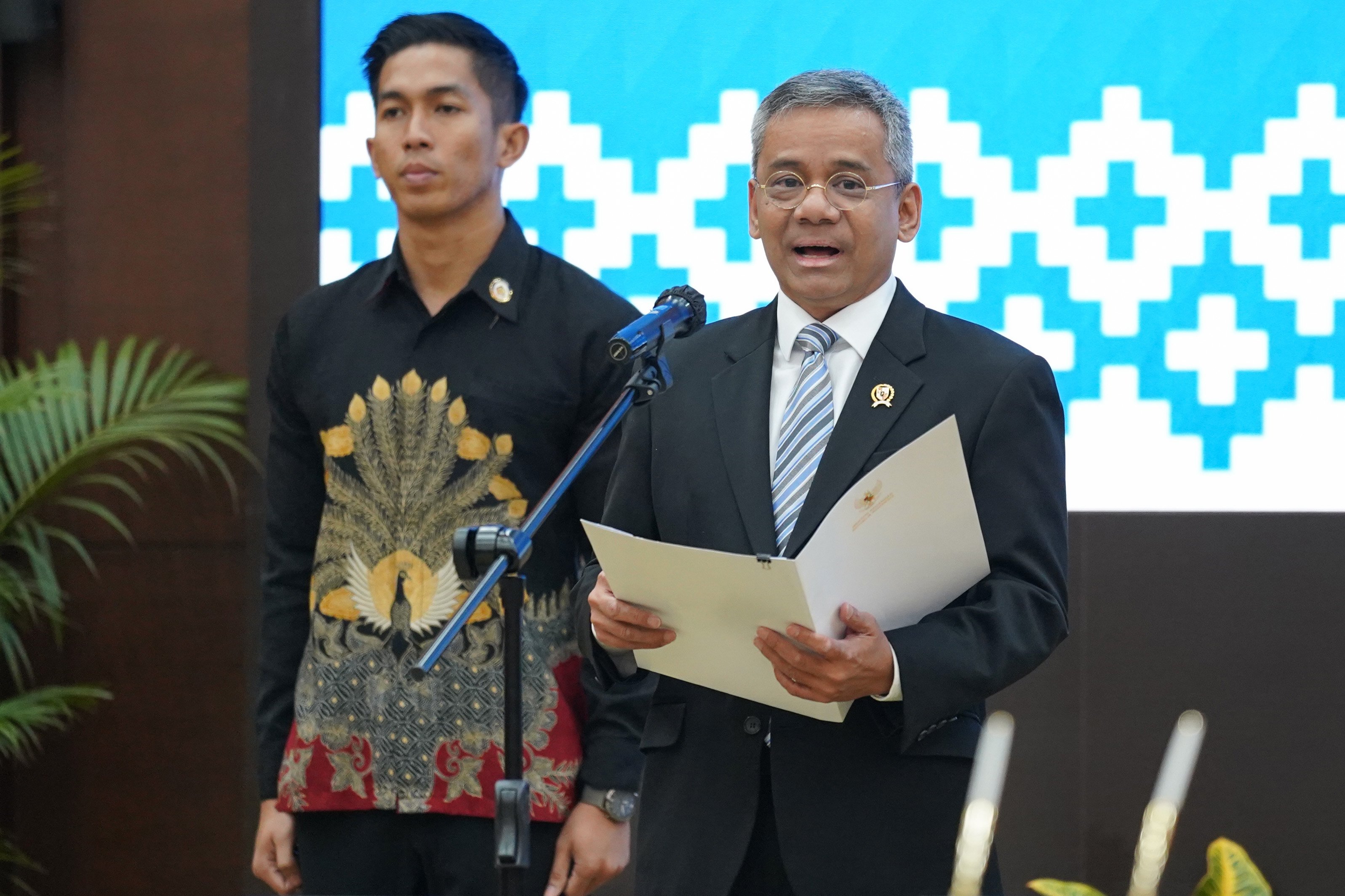 Menteri Keuangan Suahasil Nazara (kanan) menyampaikan keterangan saat acara serah terima jabatan dari pejabat lama Purbaya Yudhi Sadewa di kantor Kementerian Keuangan, Jakarta, Selasa (15/9/2026). Suahasil Nazara ditunjuk oleh Presiden Prabowo Subianto untuk menjabat sebagai Menteri Keuangan menggantikan Purbaya Yudhi Sadewa.