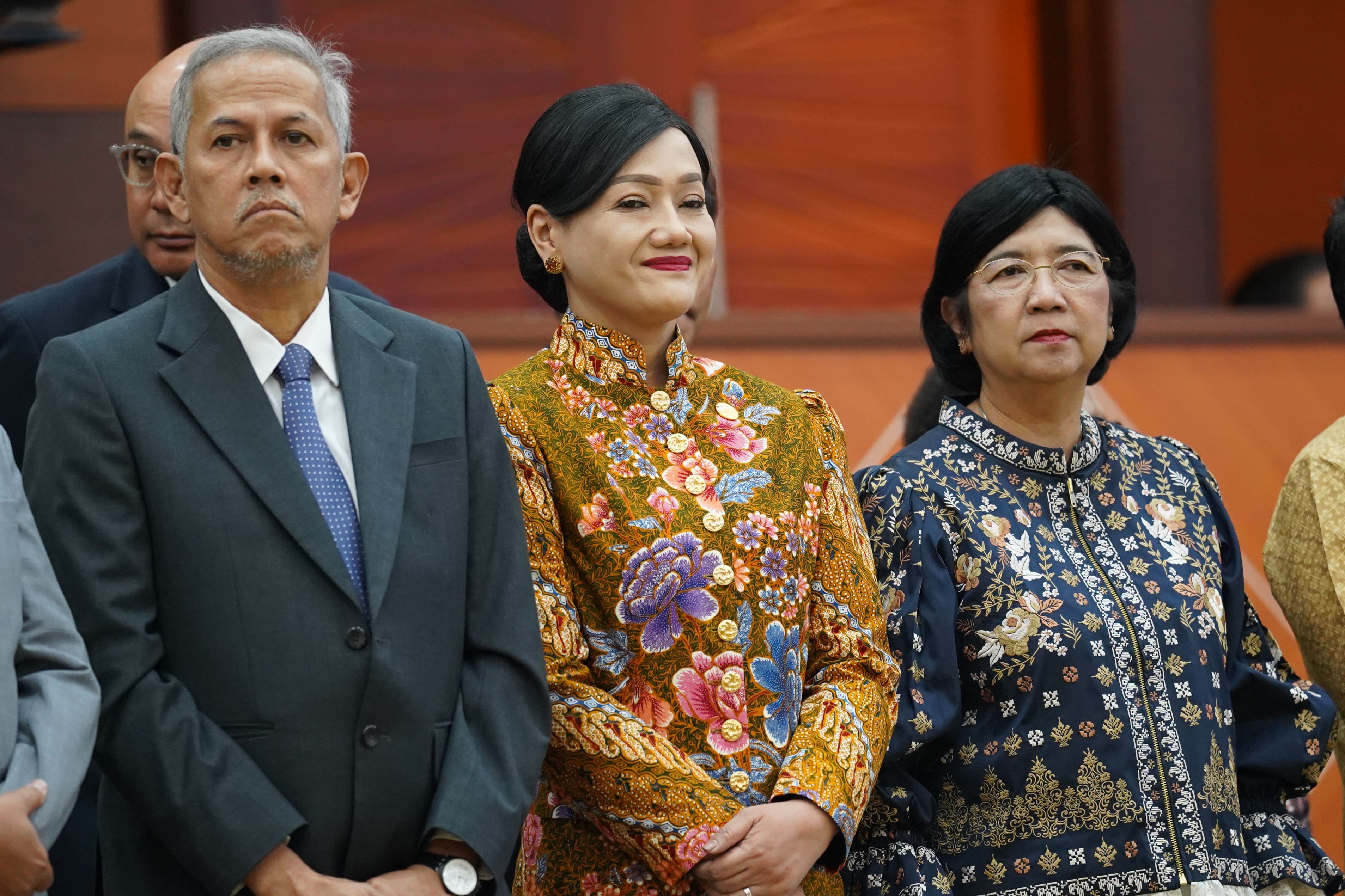 Gubernur Bank Indonesia Destry Damayanti (kanan) bersama Ketua Dewan Komisioner Otoritas Jasa Keuangan (OJK) Friderica Widyasari Dewi (tengah) dan Ketua Dewan Komisioner Lembaga Penjamin Simpanan (LPS) Anggito Abimanyu menghadiri serah terima jabatan Menteri Keuangan Suahasil Nazara dari Purbaya Yudhi Sadewa di kantor Kementerian Keuangan, Jakarta, Selasa (15/9/2026). Suahasil Nazara ditunjuk oleh Presiden Prabowo Subianto untuk menjabat sebagai Menteri Keuangan menggantikan Purbaya Yudhi Sadewa.