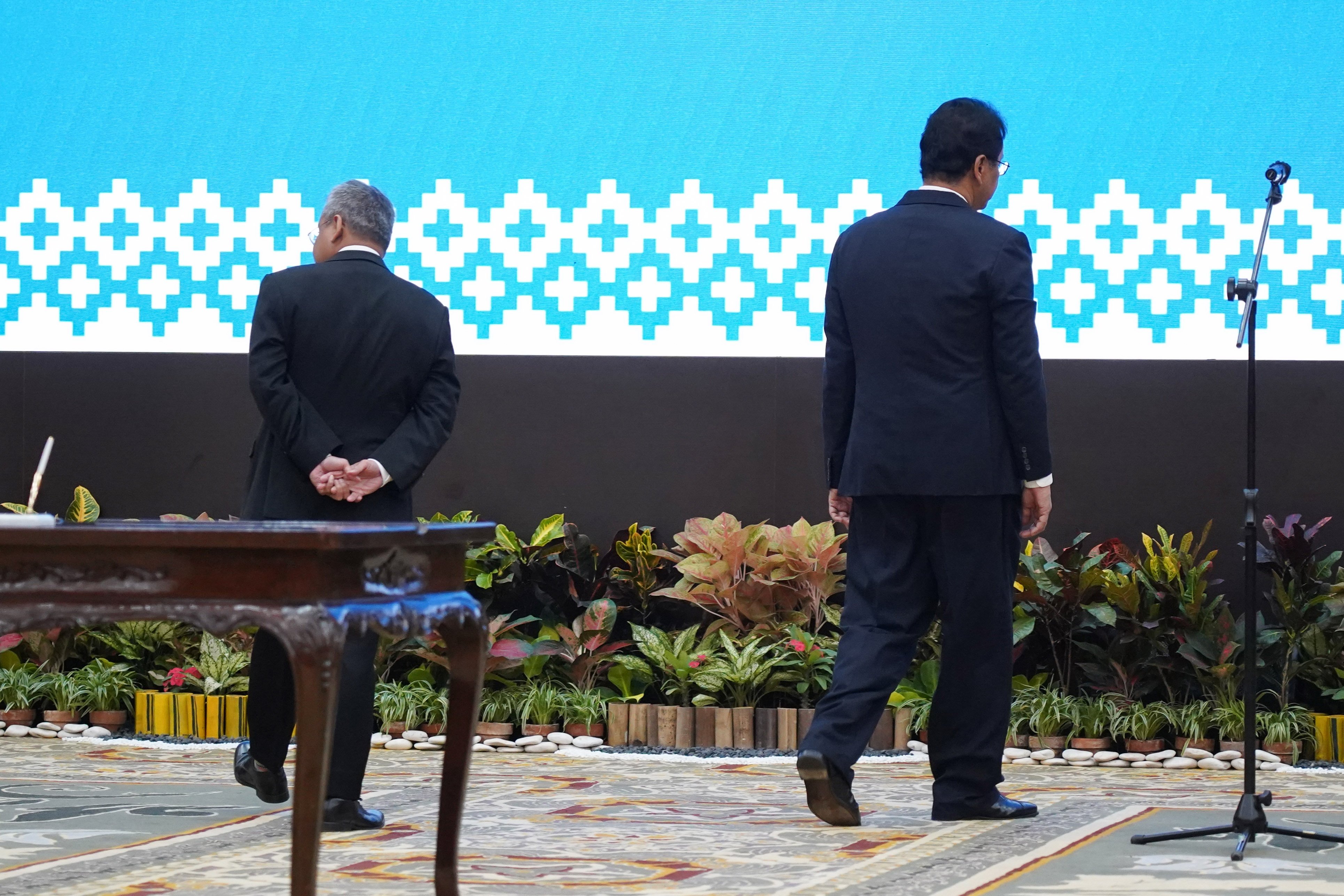Menteri Keuangan Suahasil Nazara (kiri) bersama pejabat lama Purbaya Yudhi Sadewa berjalan usai menandatangani berita acara serah terima jabatan di kantor Kementerian Keuangan, Jakarta, Selasa (15/9/2026). Suahasil Nazara ditunjuk oleh Presiden Prabowo Subianto untuk menjabat sebagai Menteri Keuangan menggantikan Purbaya Yudhi Sadewa.
