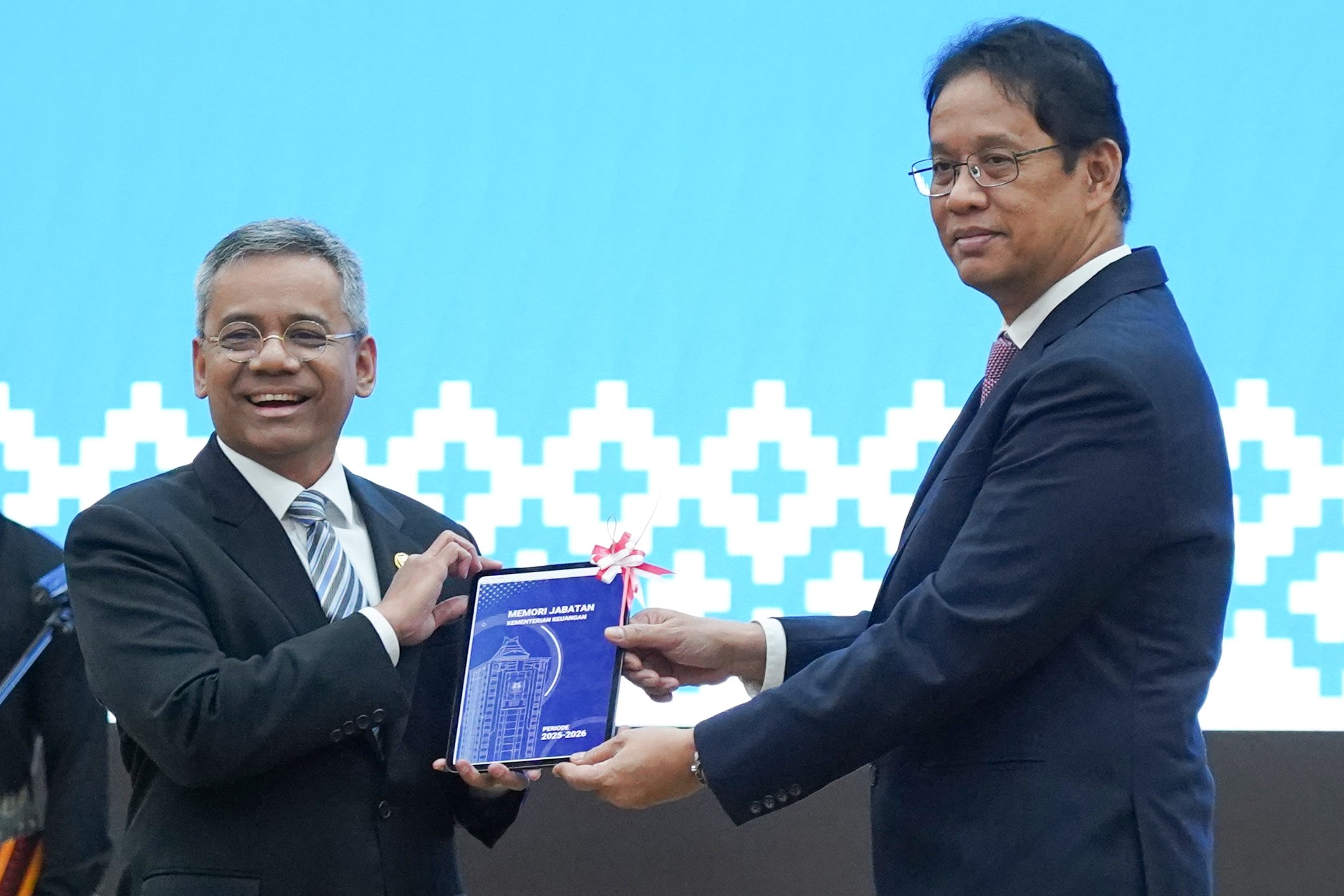 Menteri Keuangan Suahasil Nazara (kiri) menerima memori jabatan dari pejabat lama Purbaya Yudhi Sadewa saat serah terima jabatan di kantor Kementerian Keuangan, Jakarta, Selasa (15/9/2026). Suahasil Nazara ditunjuk oleh Presiden Prabowo Subianto untuk menjabat sebagai Menteri Keuangan menggantikan Purbaya Yudhi Sadewa.
