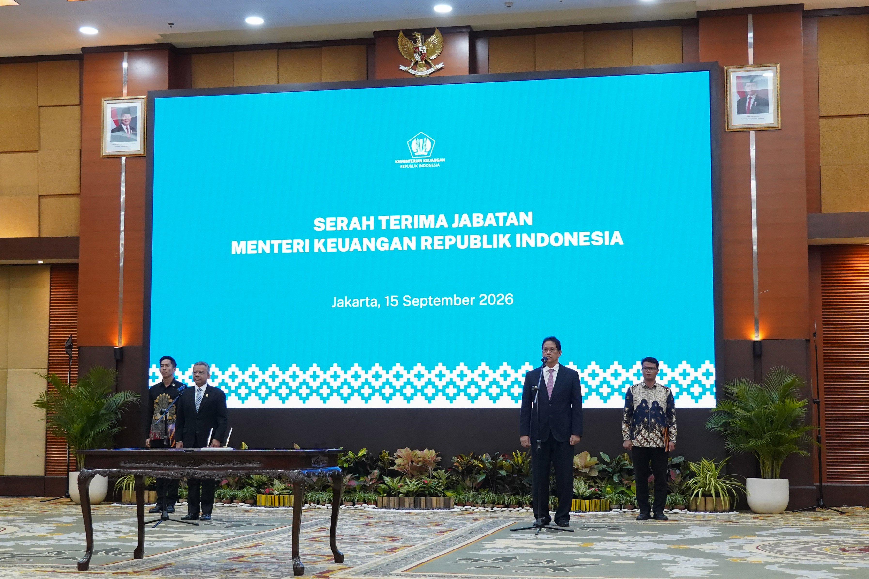 Menteri Keuangan Suahasil Nazara (kedua kiri) bersama pejabat lama Purbaya Yudhi Sadewa (kedua kanan) mengikuti serah terima jabatan di kantor Kementerian Keuangan, Jakarta, Selasa (15/9/2026). Suahasil Nazara ditunjuk oleh Presiden Prabowo Subianto untuk menjabat sebagai Menteri Keuangan menggantikan Purbaya Yudhi Sadewa.