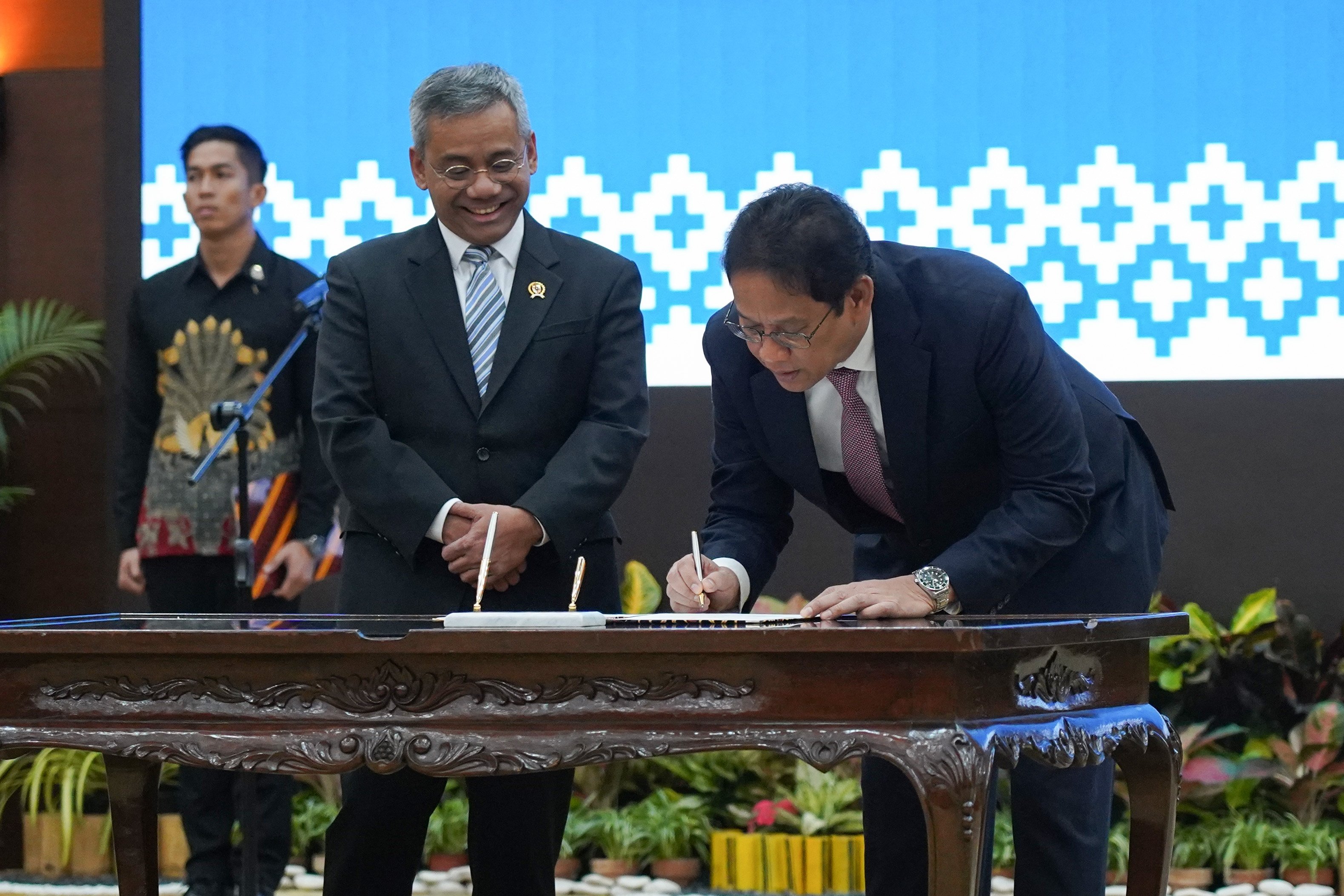 Menteri Keuangan Suahasil Nazara (tengah) menyaksikan pejabat lama Purbaya Yudhi Sadewa menandatangani berita acara serah terima jabatan di kantor Kementerian Keuangan, Jakarta, Selasa (15/9/2026). Suahasil Nazara ditunjuk oleh Presiden Prabowo Subianto untuk menjabat sebagai Menteri Keuangan menggantikan Purbaya Yudhi Sadewa.