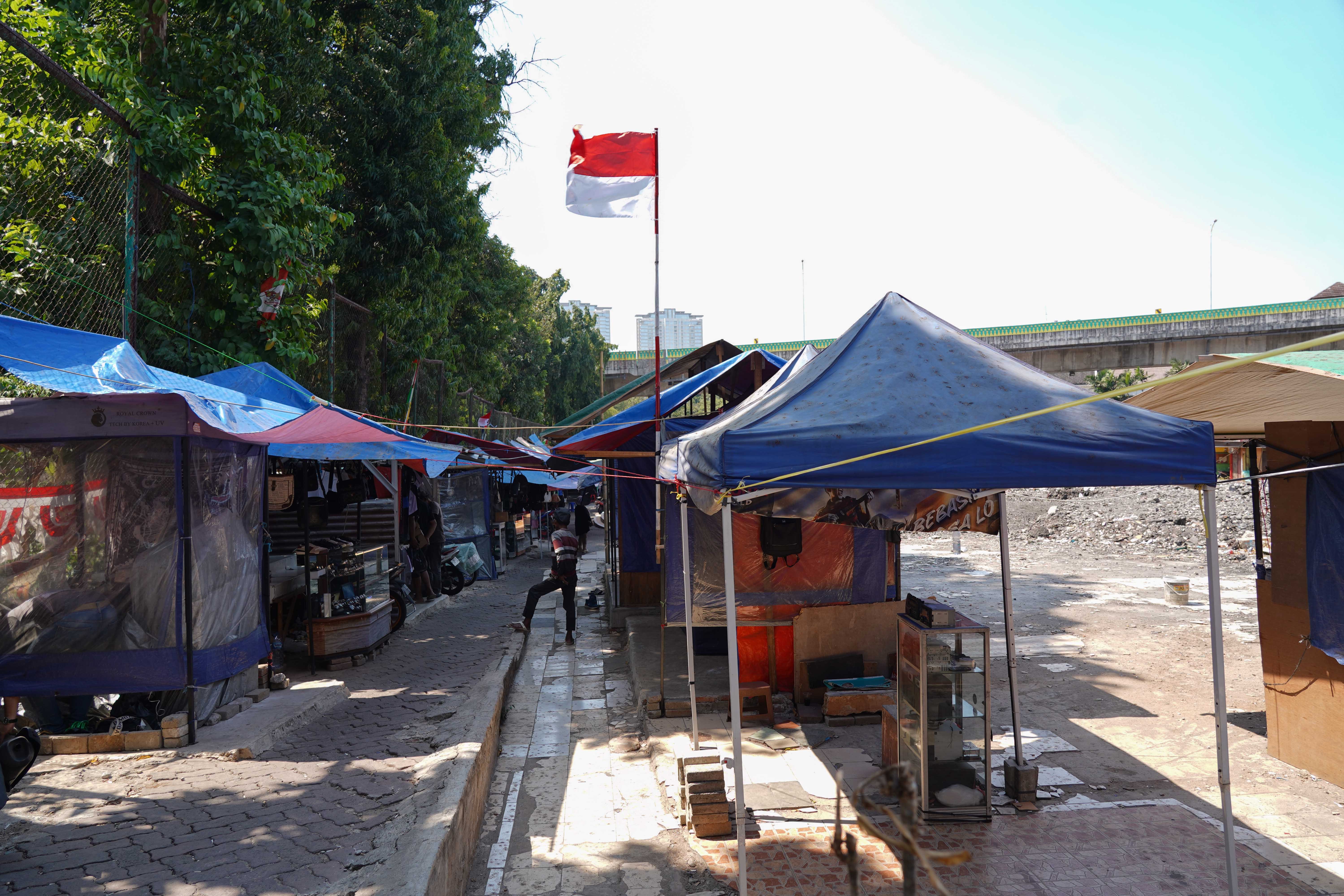 Suasana lapak pedagang di Pasar Taman Puring, Kebayoran Baru, Jakarta Selatan, Senin (14/9/2026). Setahun pascakebakaran yang melanda pasar tersebut pada 28 Juli 2025 dan menghanguskan 512 kios, para pedagang menagih janji Pemerintah Provinsi DKI Jakarta untuk merevitalisasi Pasar Taman Puring agar kegiatan jual beli dapat berlangsung seperti sedia kala.