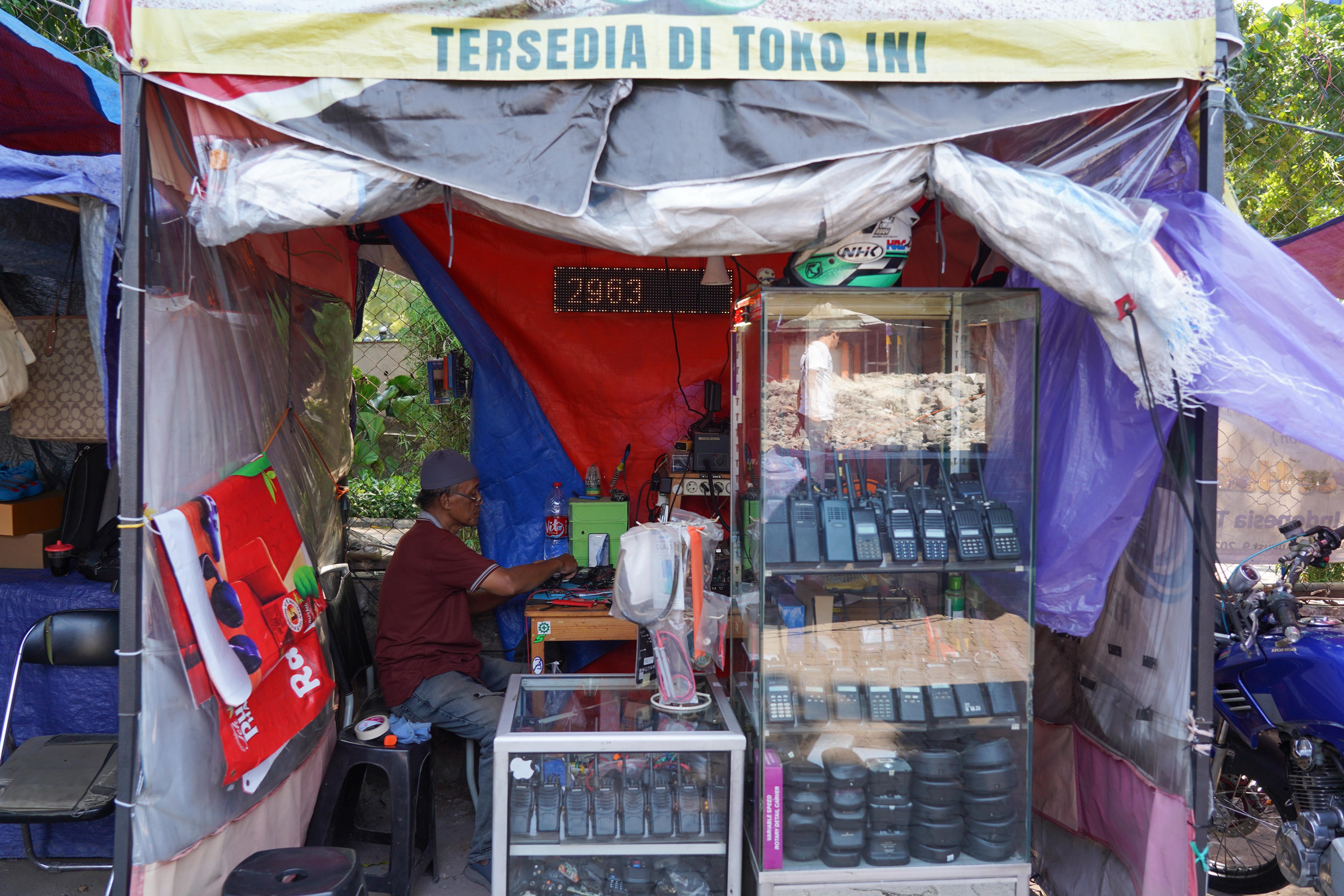 Pedagang menunggu pembeli di Pasar Taman Puring, Kebayoran Baru, Jakarta Selatan, Senin (14/9/2026). Setahun pascakebakaran yang melanda pasar tersebut pada 28 Juli 2025 dan menghanguskan 512 kios, para pedagang menagih janji Pemerintah Provinsi DKI Jakarta untuk merevitalisasi Pasar Taman Puring agar kegiatan jual beli dapat berlangsung seperti sedia kala.