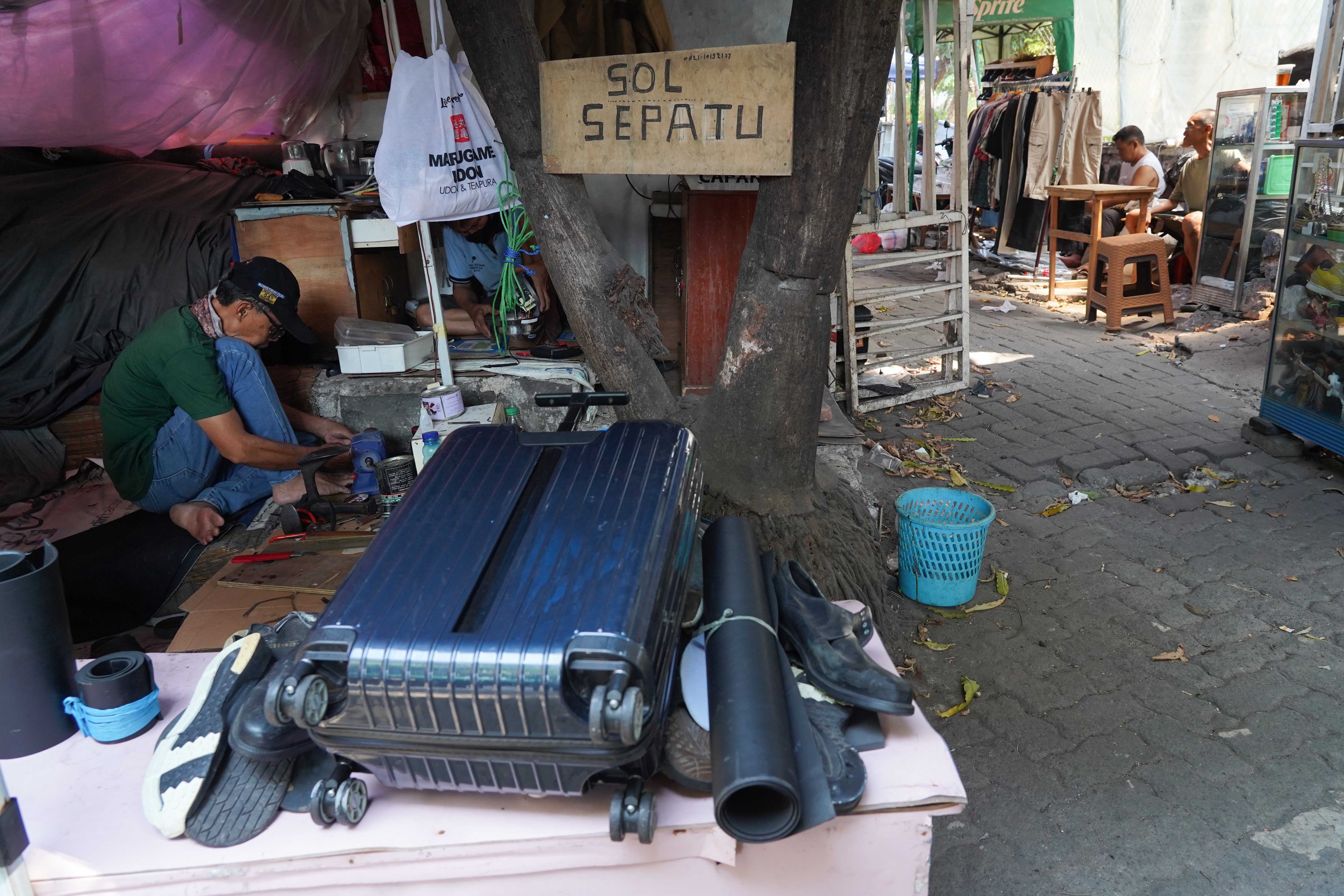 Pedagang menunggu pembeli di Pasar Taman Puring, Kebayoran Baru, Jakarta Selatan, Senin (14/9/2026). Setahun pascakebakaran yang melanda pasar tersebut pada 28 Juli 2025 dan menghanguskan 512 kios, para pedagang menagih janji Pemerintah Provinsi DKI Jakarta untuk merevitalisasi Pasar Taman Puring agar kegiatan jual beli dapat berlangsung seperti sedia kala.
