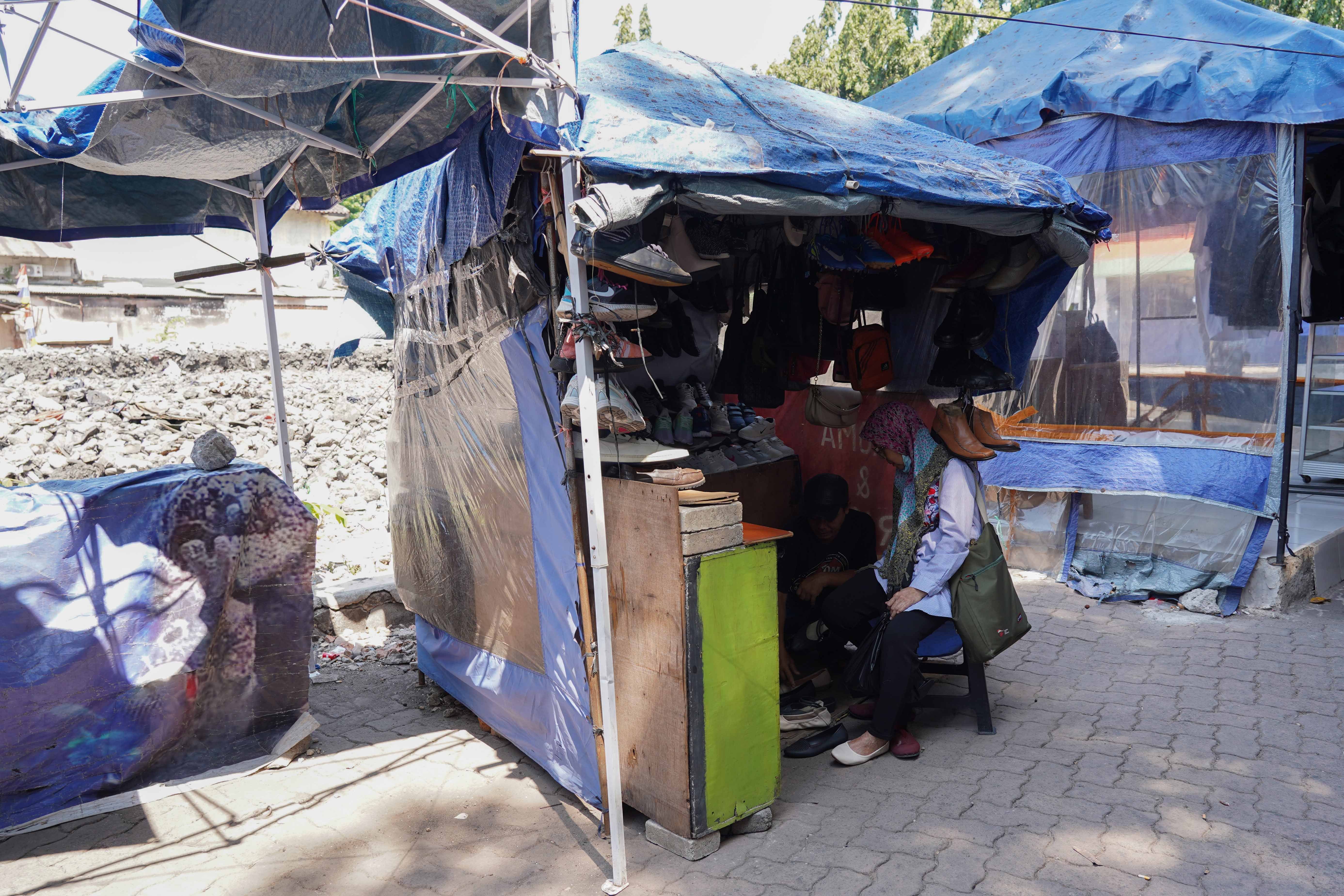 Pedagang melayani calon pembeli di Pasar Taman Puring, Kebayoran Baru, Jakarta Selatan, Senin (14/9/2026). Setahun pascakebakaran yang melanda pasar tersebut pada 28 Juli 2025 dan menghanguskan 512 kios, para pedagang menagih janji Pemerintah Provinsi DKI Jakarta untuk merevitalisasi Pasar Taman Puring agar kegiatan jual beli dapat berlangsung seperti sedia kala.
