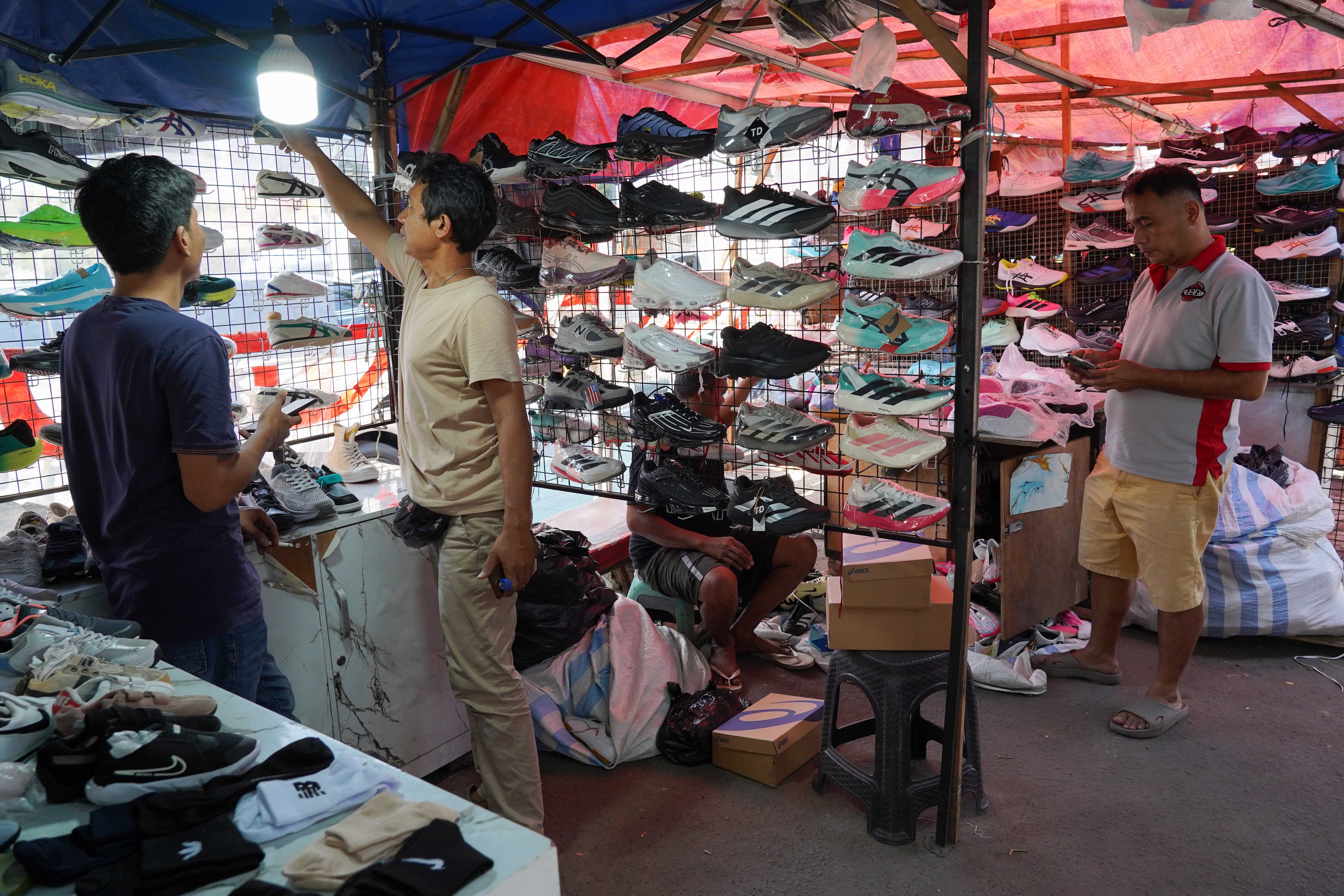 Pedagang melayani calon pembeli di Pasar Taman Puring, Kebayoran Baru, Jakarta Selatan, Senin (14/9/2026). Setahun pascakebakaran yang melanda pasar tersebut pada 28 Juli 2025 dan menghanguskan 512 kios, para pedagang menagih janji Pemerintah Provinsi DKI Jakarta untuk merevitalisasi Pasar Taman Puring agar kegiatan jual beli dapat berlangsung seperti sedia kala.