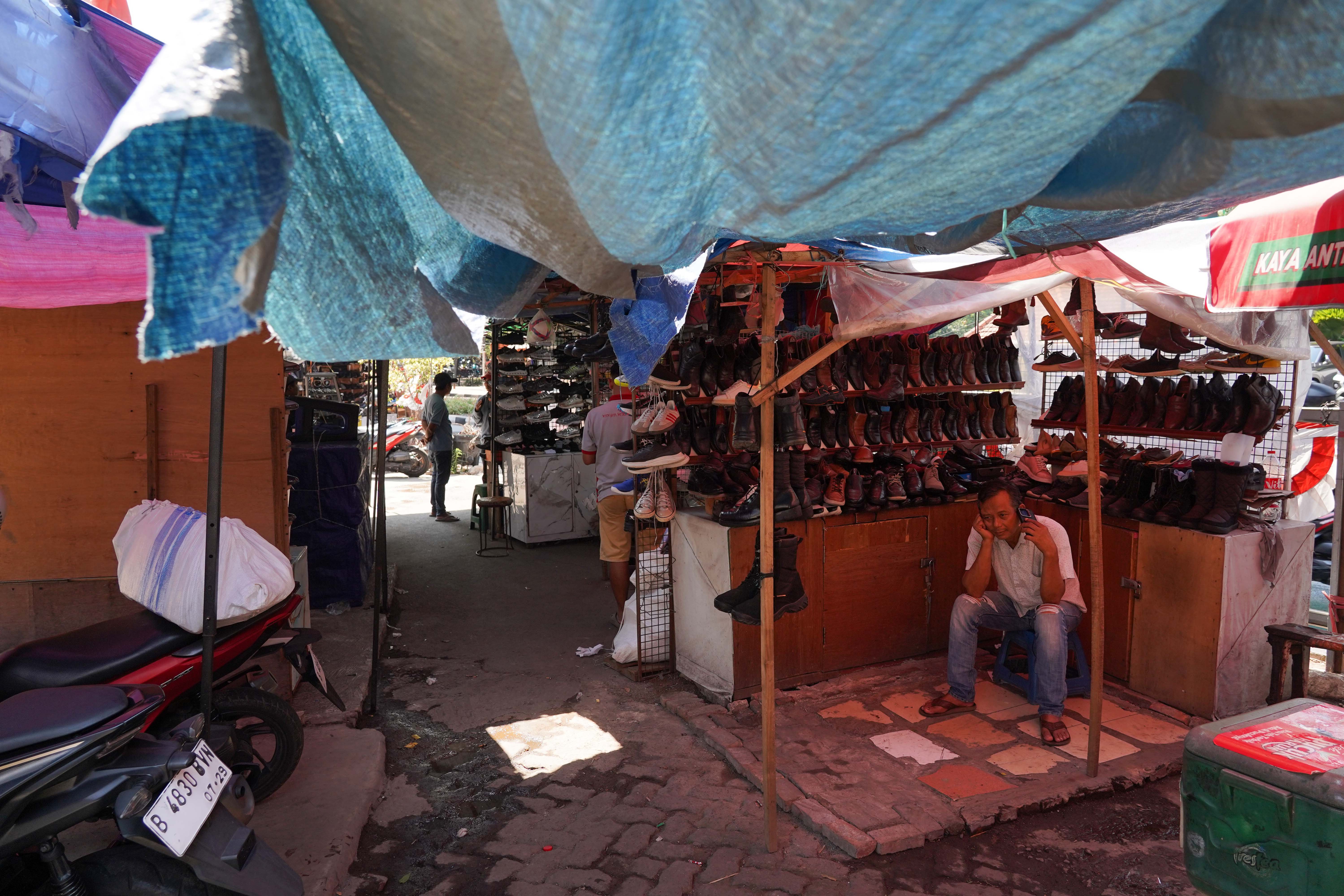 Pedagang sepatu menunggu pembeli di Pasar Taman Puring, Kebayoran Baru, Jakarta Selatan, Senin (14/9/2026). Setahun pascakebakaran yang melanda pasar tersebut pada 28 Juli 2025 dan menghanguskan 512 kios, para pedagang menagih janji Pemerintah Provinsi DKI Jakarta untuk merevitalisasi Pasar Taman Puring agar kegiatan jual beli dapat berlangsung seperti sedia kala.
