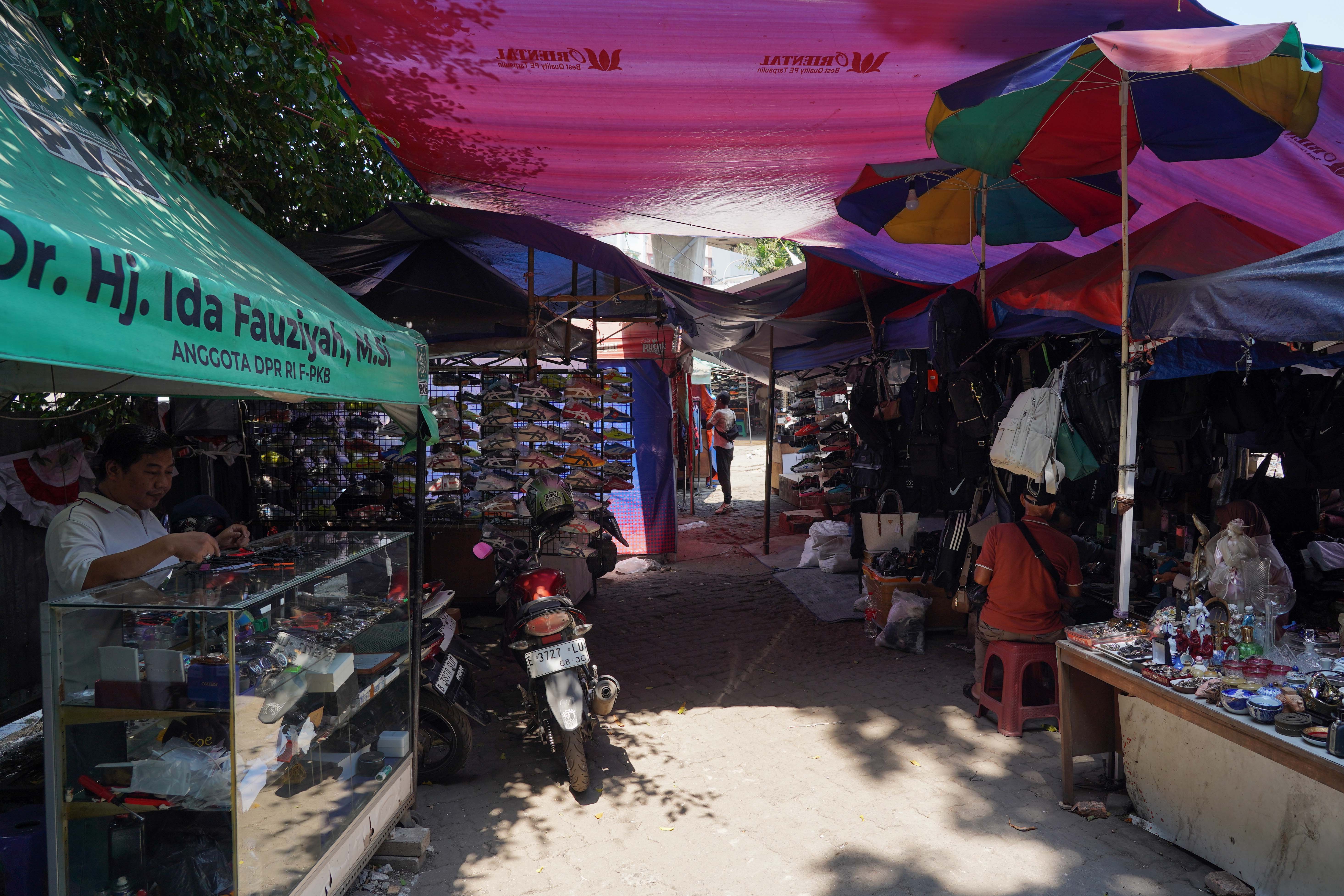 Suasana lapak pedagang di Pasar Taman Puring, Kebayoran Baru, Jakarta Selatan, Senin (14/9/2026). Setahun pascakebakaran yang melanda pasar tersebut pada 28 Juli 2025 dan menghanguskan 512 kios, para pedagang menagih janji Pemerintah Provinsi DKI Jakarta untuk merevitalisasi Pasar Taman Puring agar kegiatan jual beli dapat berlangsung seperti sedia kala.