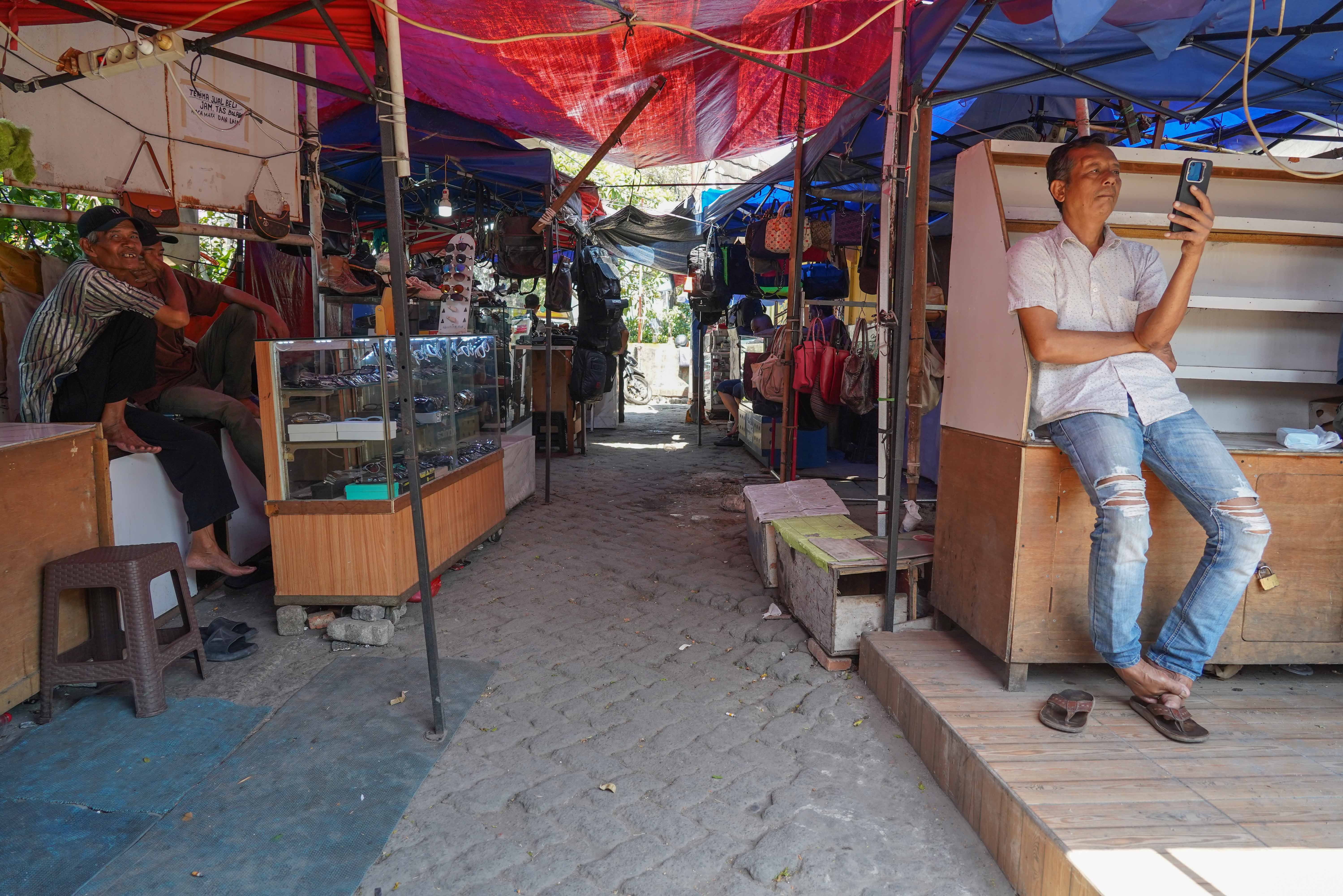 Pedagang menunggu pembeli di Pasar Taman Puring, Kebayoran Baru, Jakarta Selatan, Senin (14/9/2026). Setahun pascakebakaran yang melanda pasar tersebut pada 28 Juli 2025 dan menghanguskan 512 kios, para pedagang menagih janji Pemerintah Provinsi DKI Jakarta untuk merevitalisasi Pasar Taman Puring agar kegiatan jual beli dapat berlangsung seperti sedia kala.