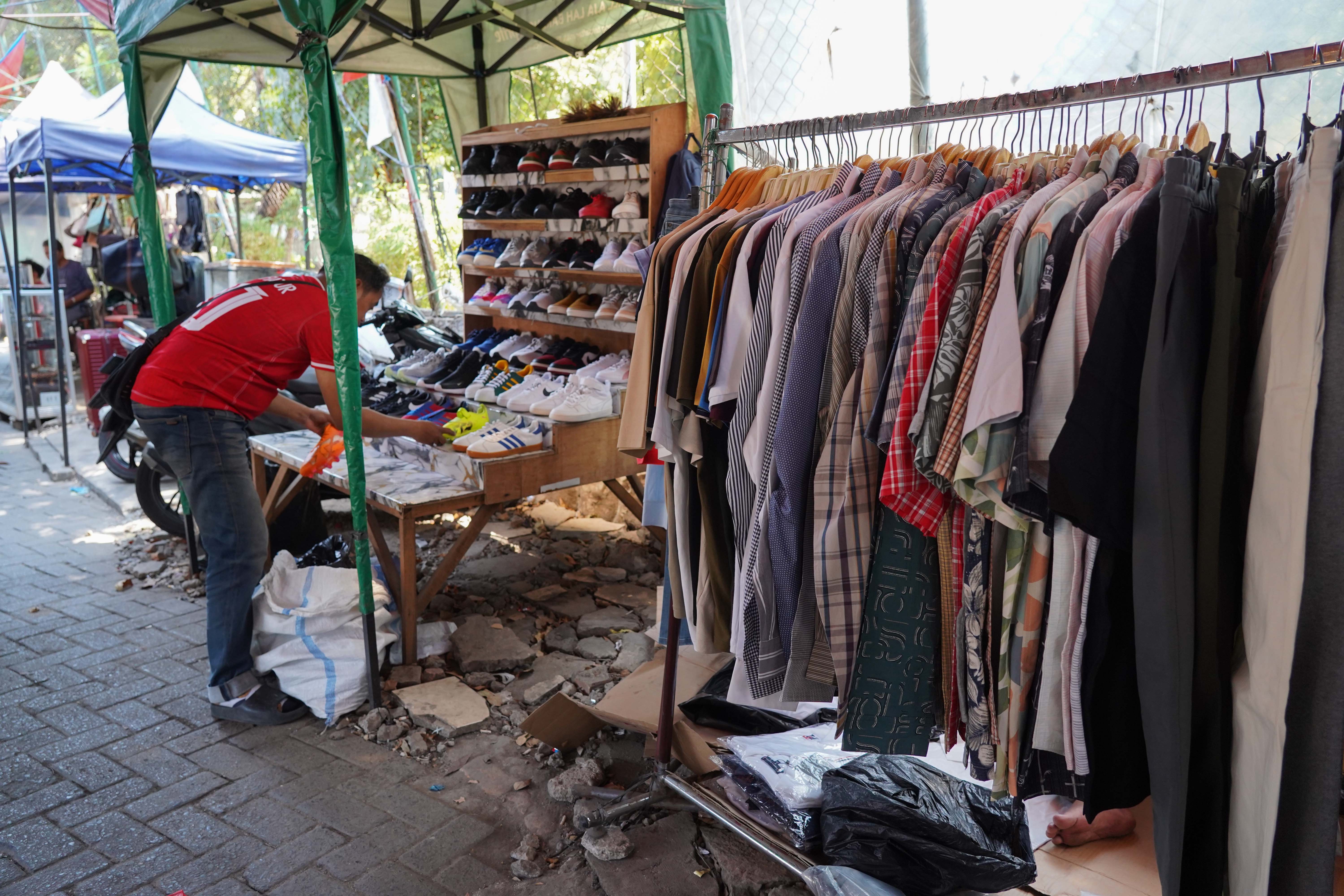 Pedagang menata sepatu yang dijual di Pasar Taman Puring, Kebayoran Baru, Jakarta Selatan, Senin (14/9/2026). Setahun pascakebakaran yang melanda pasar tersebut pada 28 Juli 2025 dan menghanguskan 512 kios, para pedagang menagih janji Pemerintah Provinsi DKI Jakarta untuk merevitalisasi Pasar Taman Puring agar kegiatan jual beli dapat berlangsung seperti sedia kala.