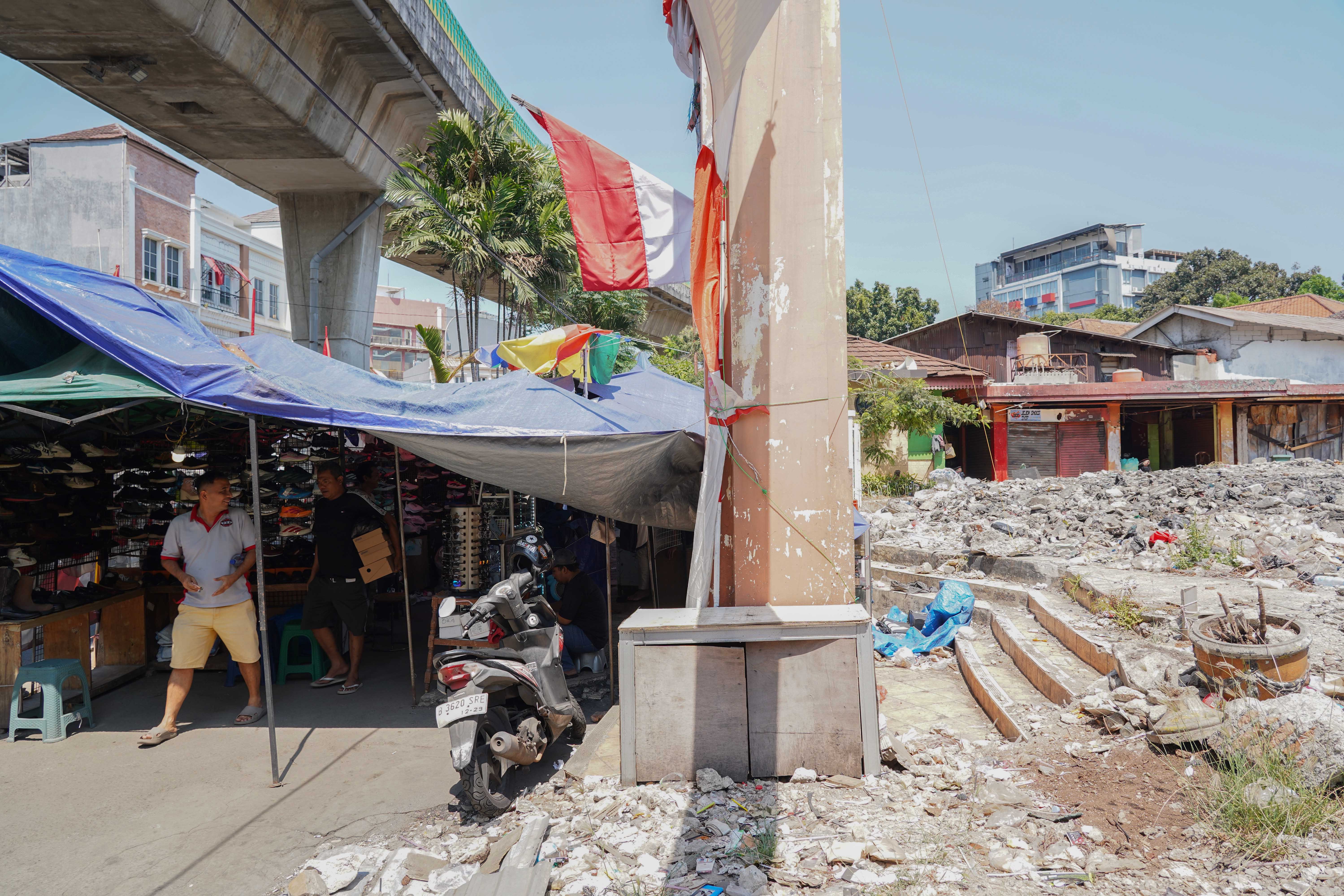 Suasana lapak pedagang di Pasar Taman Puring, Kebayoran Baru, Jakarta Selatan, Senin (14/9/2026). Setahun pascakebakaran yang melanda pasar tersebut pada 28 Juli 2025 dan menghanguskan 512 kios, para pedagang menagih janji Pemerintah Provinsi DKI Jakarta untuk merevitalisasi Pasar Taman Puring agar kegiatan jual beli dapat berlangsung seperti sedia kala.