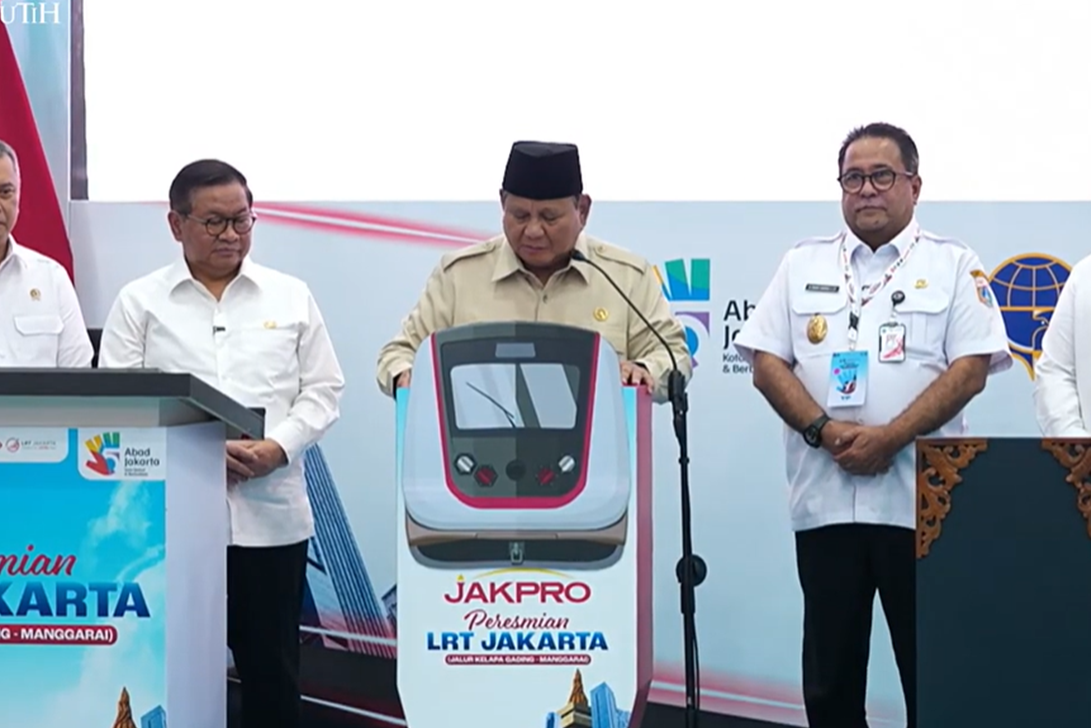 Presiden Prabowo Subianto saat meresmikan perpanjangan proyek LRT Manggarai-Kelapa Gading, Rabu (16/9).
