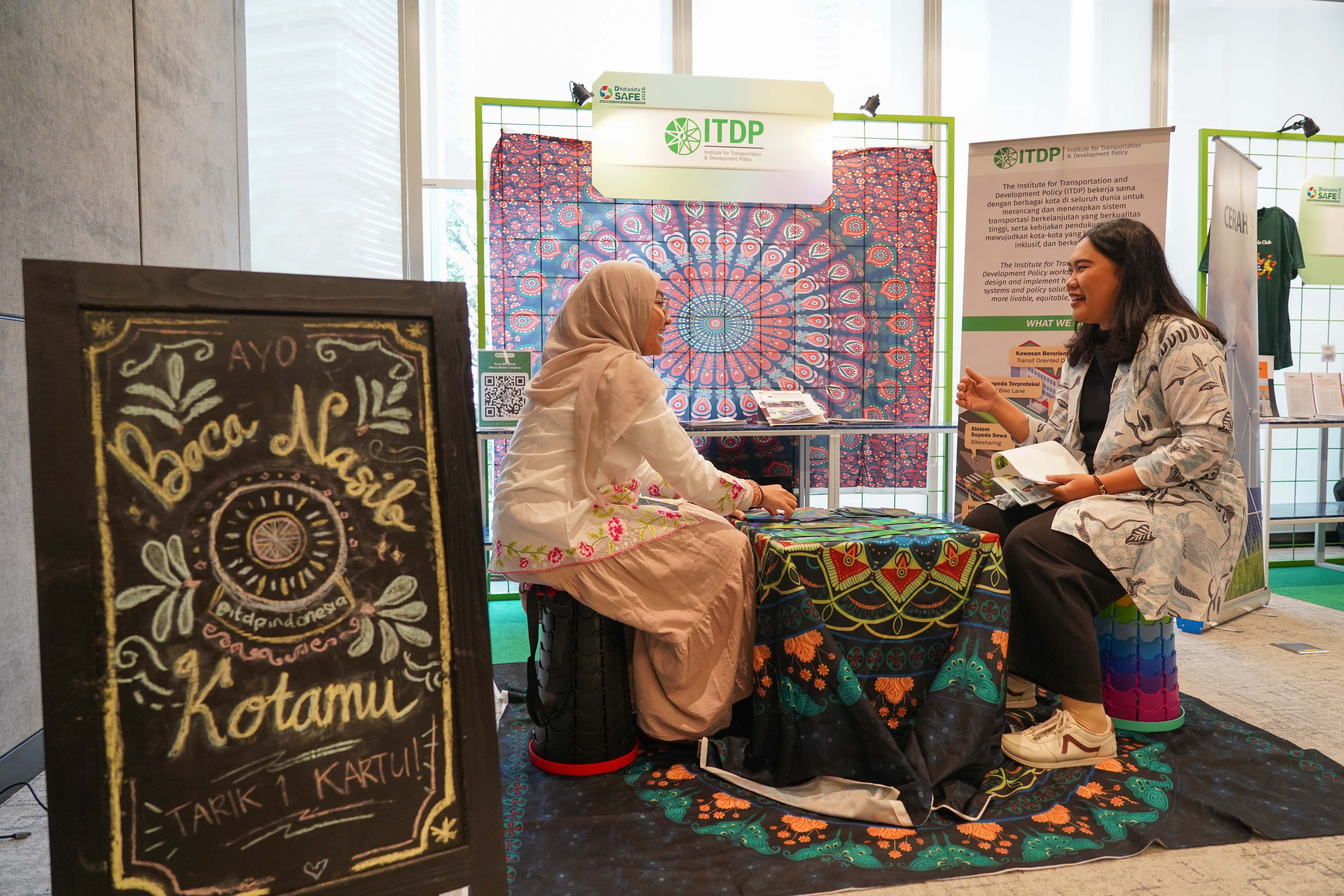 Petugas menyampaikan informasi kepada peserta pada pameran di forum Katadata Environmental, Social, and Governance Insight (KESGI) pada Katadata Sustainability Action for the Future Economy (SAFE) 2026 di Sudirman Hall, Sequis Tower, Jakarta, Kamis (17/9/2026). Mengusung tema “The Green Changer”, forum yang berlangsung 16-17 September 2026 ini diharapkan dapat mendorong terwujudnya langkah nyata dalam mempercepat pertumbuhan ekonomi yang lebih berkelanjutan dan berdaya saing. 