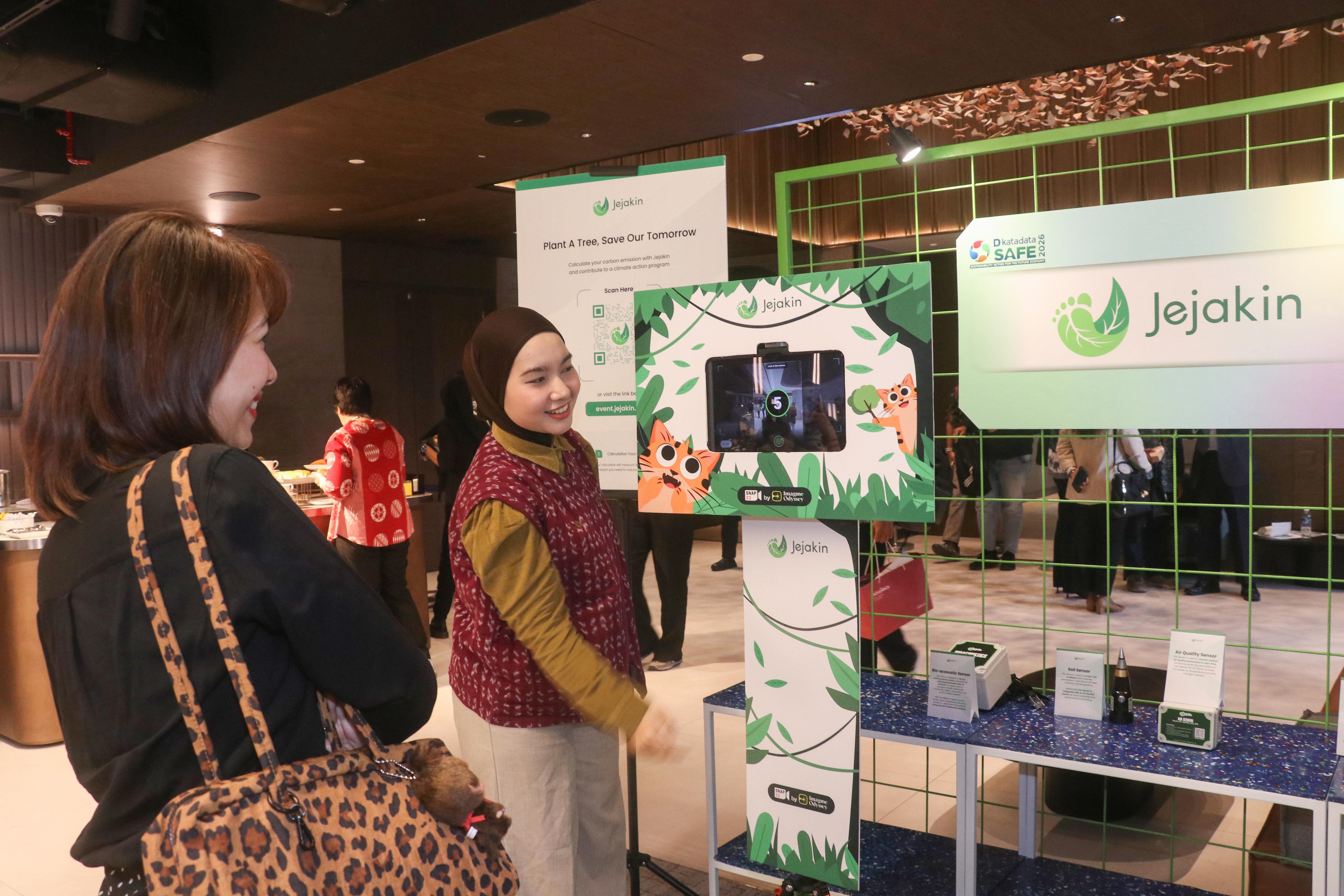 Petugas menyampaikan informasi kepada peserta pada pameran di forum Katadata Environmental, Social, and Governance Insight (KESGI) pada Katadata Sustainability Action for the Future Economy (SAFE) 2026 di Sudirman Hall, Sequis Tower, Jakarta, Kamis (17/9/2026). Mengusung tema “The Green Changer”, forum yang berlangsung 16-17 September 2026 ini diharapkan dapat mendorong terwujudnya langkah nyata dalam mempercepat pertumbuhan ekonomi yang lebih berkelanjutan dan berdaya saing. 