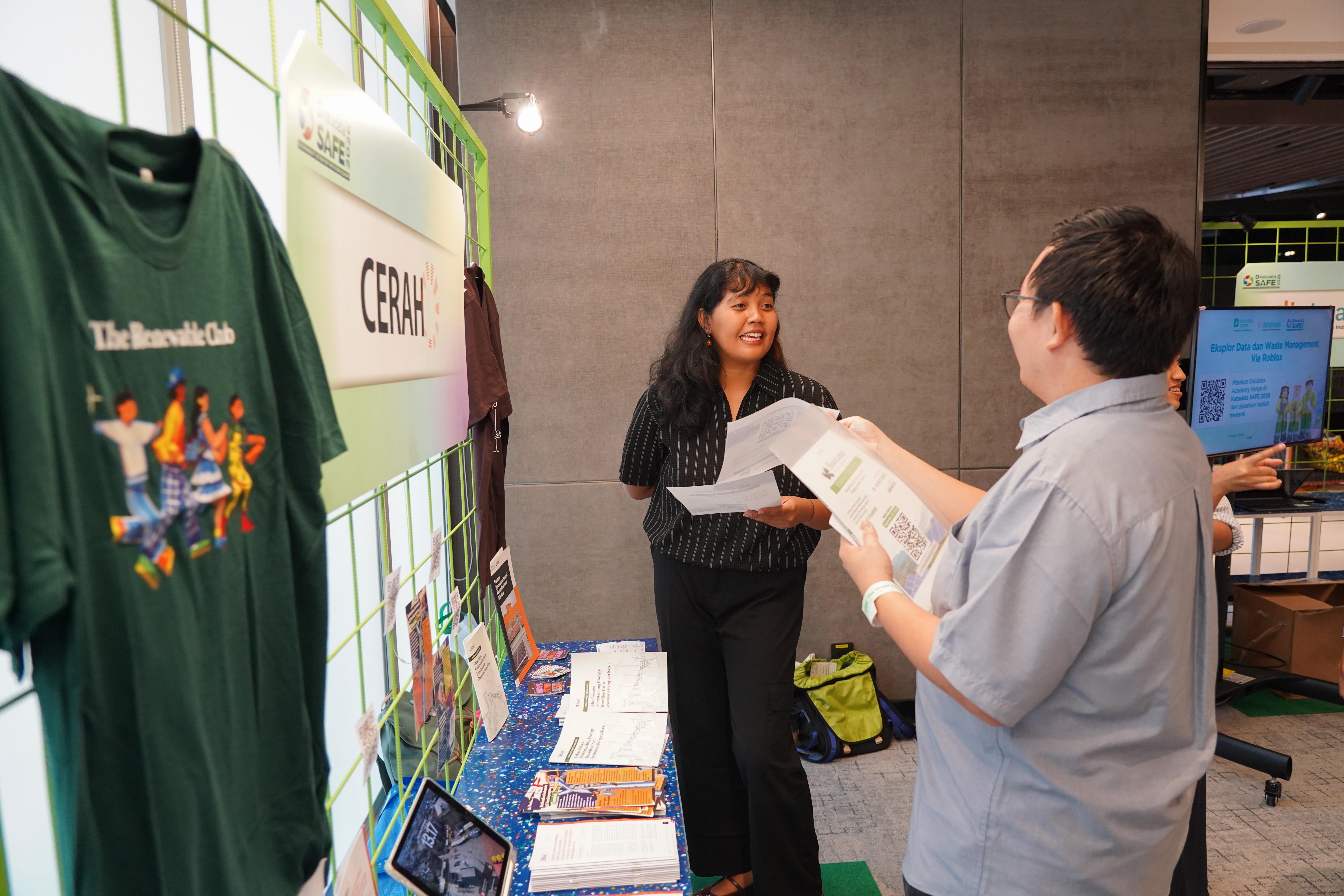 Petugas menyampaikan informasi kepada peserta pada pameran di forum Katadata Environmental, Social, and Governance Insight (KESGI) pada Katadata Sustainability Action for the Future Economy (SAFE) 2026 di Sudirman Hall, Sequis Tower, Jakarta, Kamis (17/9/2026). Mengusung tema “The Green Changer”, forum yang berlangsung 16-17 September 2026 ini diharapkan dapat mendorong terwujudnya langkah nyata dalam mempercepat pertumbuhan ekonomi yang lebih berkelanjutan dan berdaya saing. 