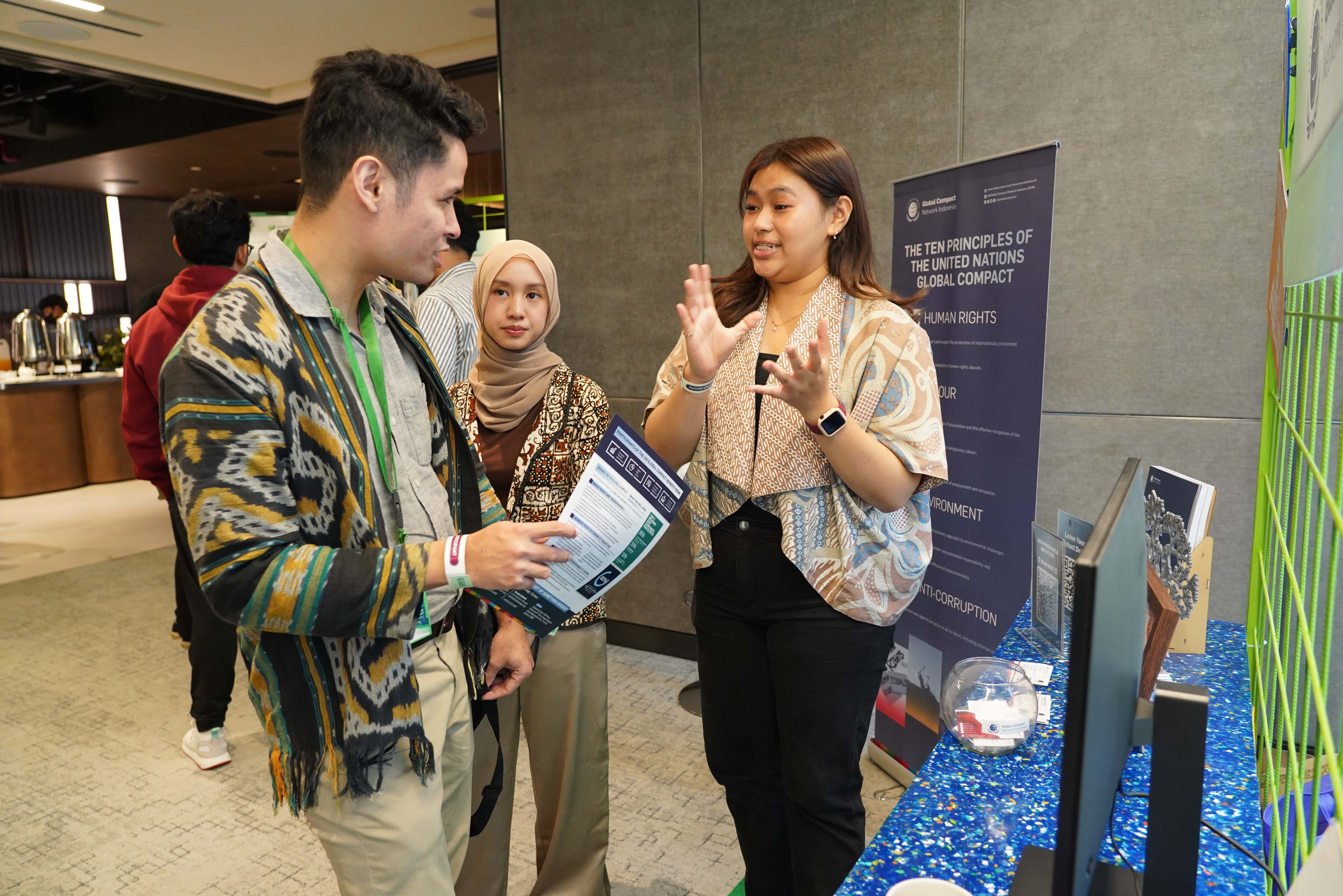 Petugas menyampaikan informasi kepada peserta pada pameran di forum Katadata Environmental, Social, and Governance Insight (KESGI) pada Katadata Sustainability Action for the Future Economy (SAFE) 2026 di Sudirman Hall, Sequis Tower, Jakarta, Kamis (17/9/2026). Mengusung tema “The Green Changer”, forum yang berlangsung 16-17 September 2026 ini diharapkan dapat mendorong terwujudnya langkah nyata dalam mempercepat pertumbuhan ekonomi yang lebih berkelanjutan dan berdaya saing. 