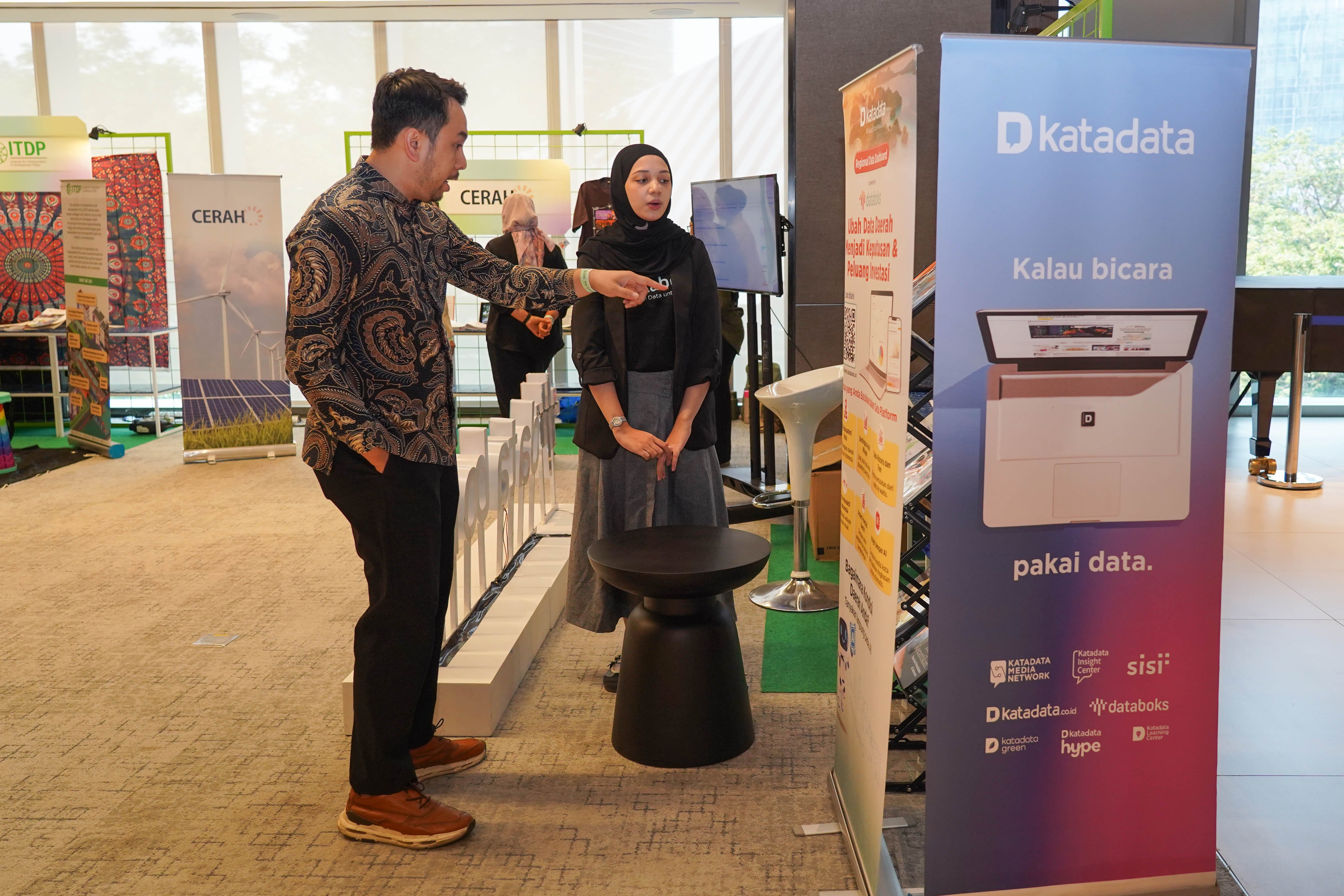 Peserta melihat informasi pada pameran di forum Katadata Environmental, Social, and Governance Insight (KESGI) pada Katadata Sustainability Action for the Future Economy (SAFE) 2026 di Sudirman Hall, Sequis Tower, Jakarta, Kamis (17/9/2026). Mengusung tema “The Green Changer”, forum yang berlangsung 16-17 September 2026 ini diharapkan dapat mendorong terwujudnya langkah nyata dalam mempercepat pertumbuhan ekonomi yang lebih berkelanjutan dan berdaya saing. 