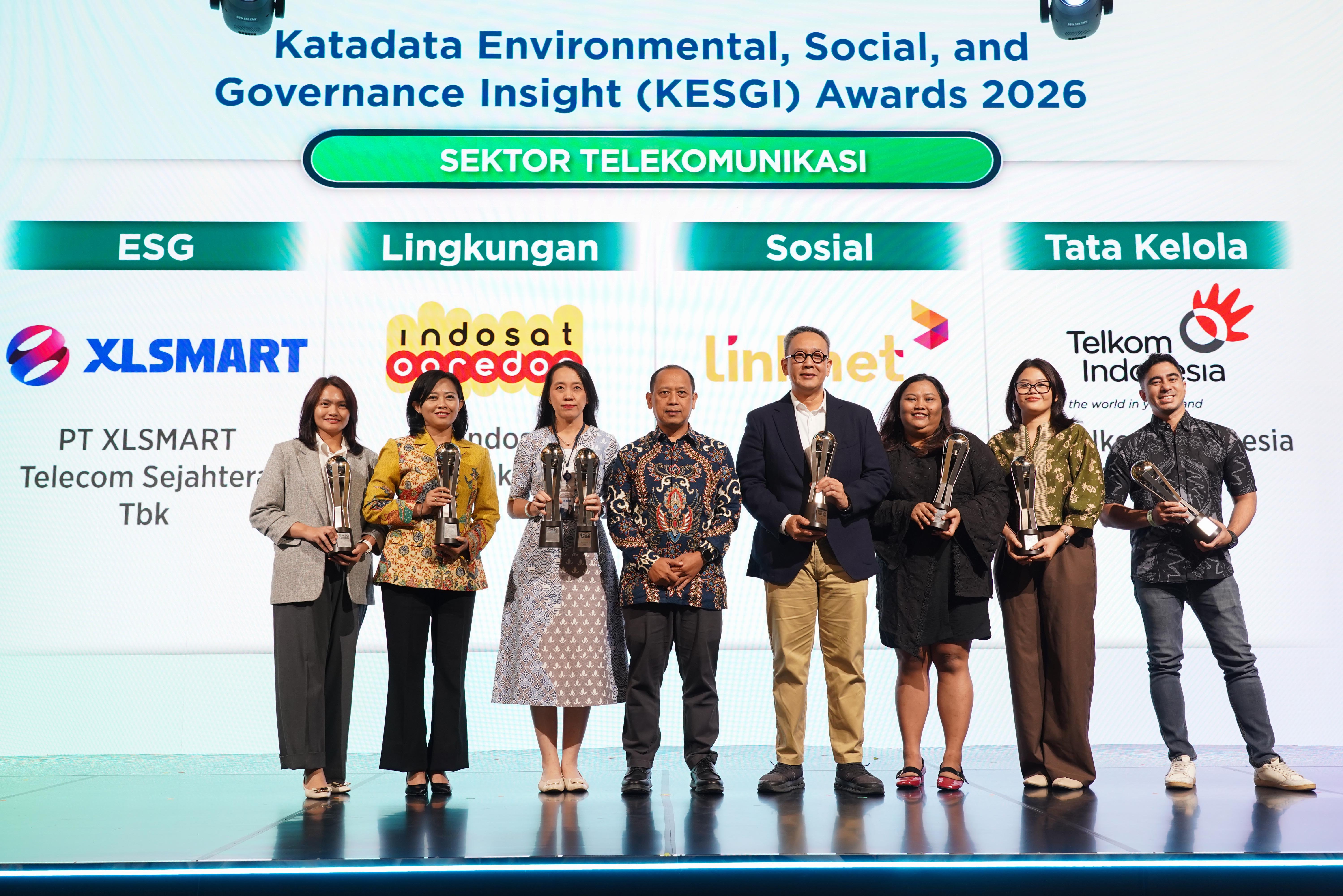 Co-founder & CCO Katadata, Heri Susanto bersama sejumlah penerima penghargaan Katadata Environmental, Social, and Governance Insight (KESGI) pada Katadata Sustainability Action for the Future Economy (SAFE) 2026 di Sudirman Hall, Sequis Tower, Jakarta, Kamis (17/9/2026). Mengusung tema “The Green Changer”, forum yang berlangsung 16-17 September 2026 ini diharapkan dapat mendorong terwujudnya langkah nyata dalam mempercepat pertumbuhan ekonomi yang lebih berkelanjutan dan berdaya saing. 