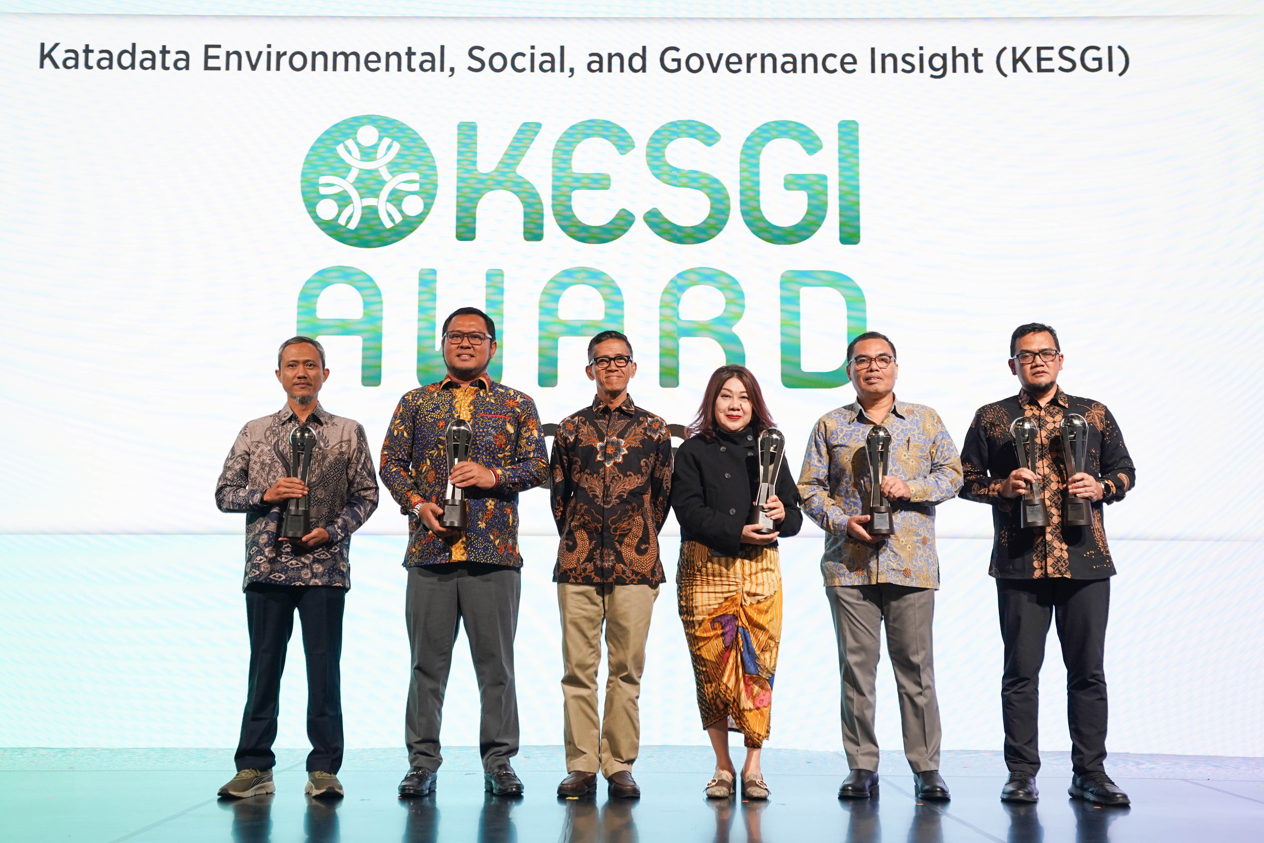 Sejumlah penerima penghargaan Katadata Environmental, Social, and Governance Insight (KESGI) pada Katadata Sustainability Action for the Future Economy (SAFE) 2026 di Sudirman Hall, Sequis Tower, Jakarta, Kamis (17/9/2026). Mengusung tema “The Green Changer”, forum yang berlangsung 16-17 September 2026 ini diharapkan dapat mendorong terwujudnya langkah nyata dalam mempercepat pertumbuhan ekonomi yang lebih berkelanjutan dan berdaya saing. 