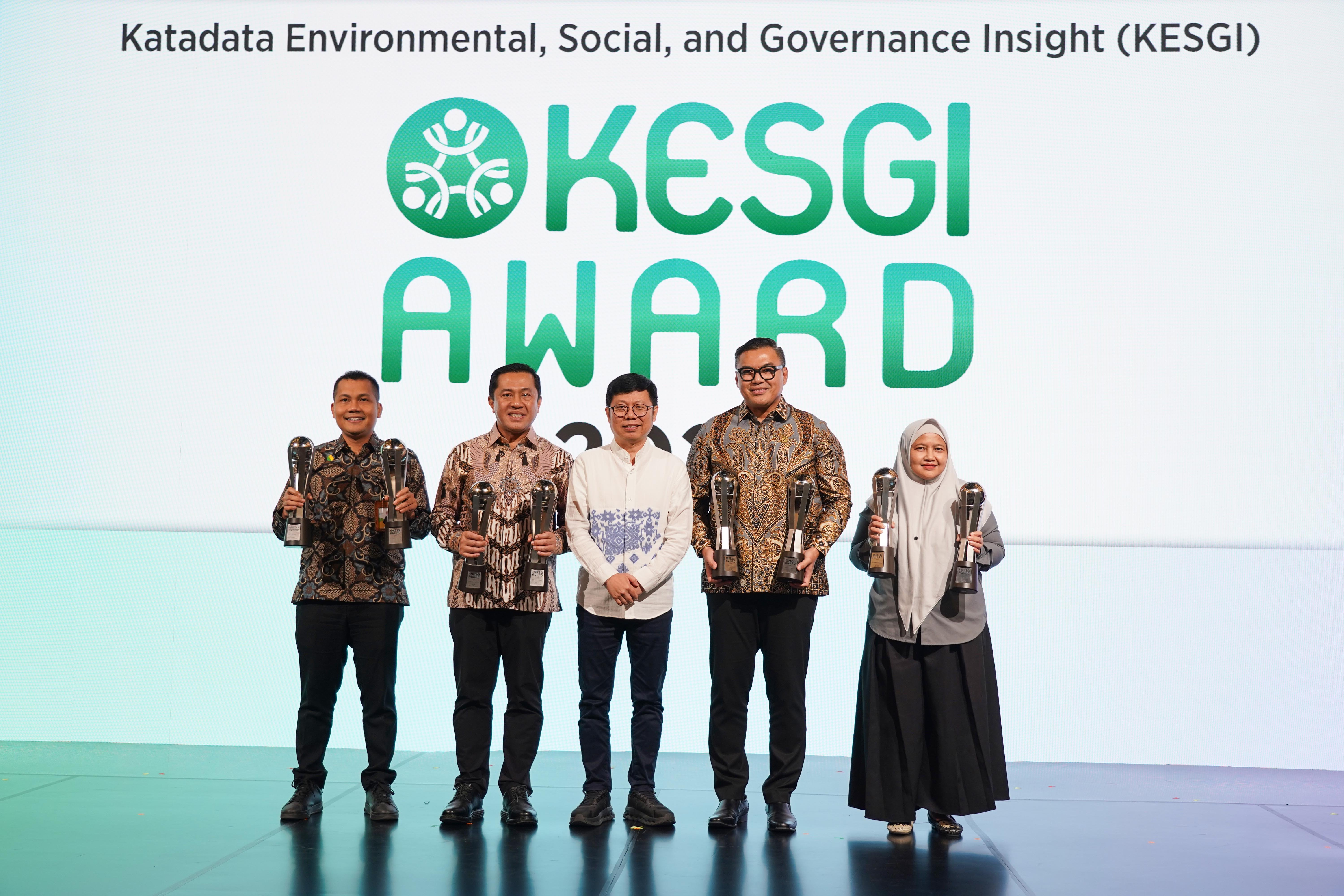 Co-founder & CEO of Katadata, Metta Dharmasaputra (tengah) bersama sejumlah penerima penghargaan Katadata Environmental, Social, and Governance Insight (KESGI) pada Katadata Sustainability Action for the Future Economy (SAFE) 2026 di Sudirman Hall, Sequis Tower, Jakarta, Kamis (17/9/2026). Mengusung tema “The Green Changer”, forum yang berlangsung 16-17 September 2026 ini diharapkan dapat mendorong terwujudnya langkah nyata dalam mempercepat pertumbuhan ekonomi yang lebih berkelanjutan dan berdaya saing. 