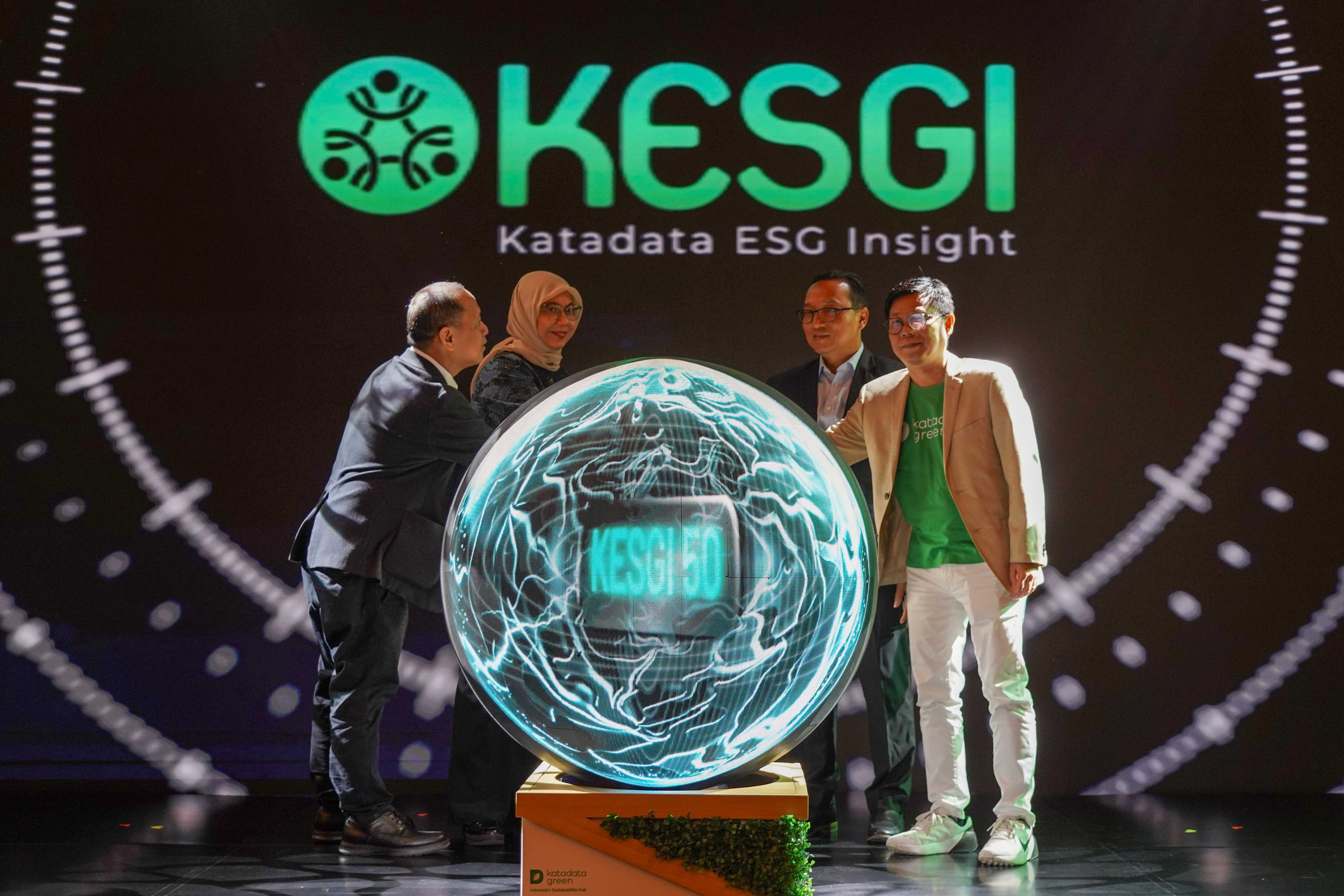 Co-founder & CEO of Katadata, Metta Dharmasaputra (kanan) bersama Direktur Pengembangan Bursa Efek Indonesia (IDX), Iding Pardi (kedua kanan) dan Co-founder & CCO Katadata, Heri Susanto (kiri) meluncurkan Katadata ESG Index pada Katadata Sustainability Action for the Future Economy (SAFE) 2026 di Sudirman Hall, Sequis Tower, Jakarta, Kamis (17/9/2026).
