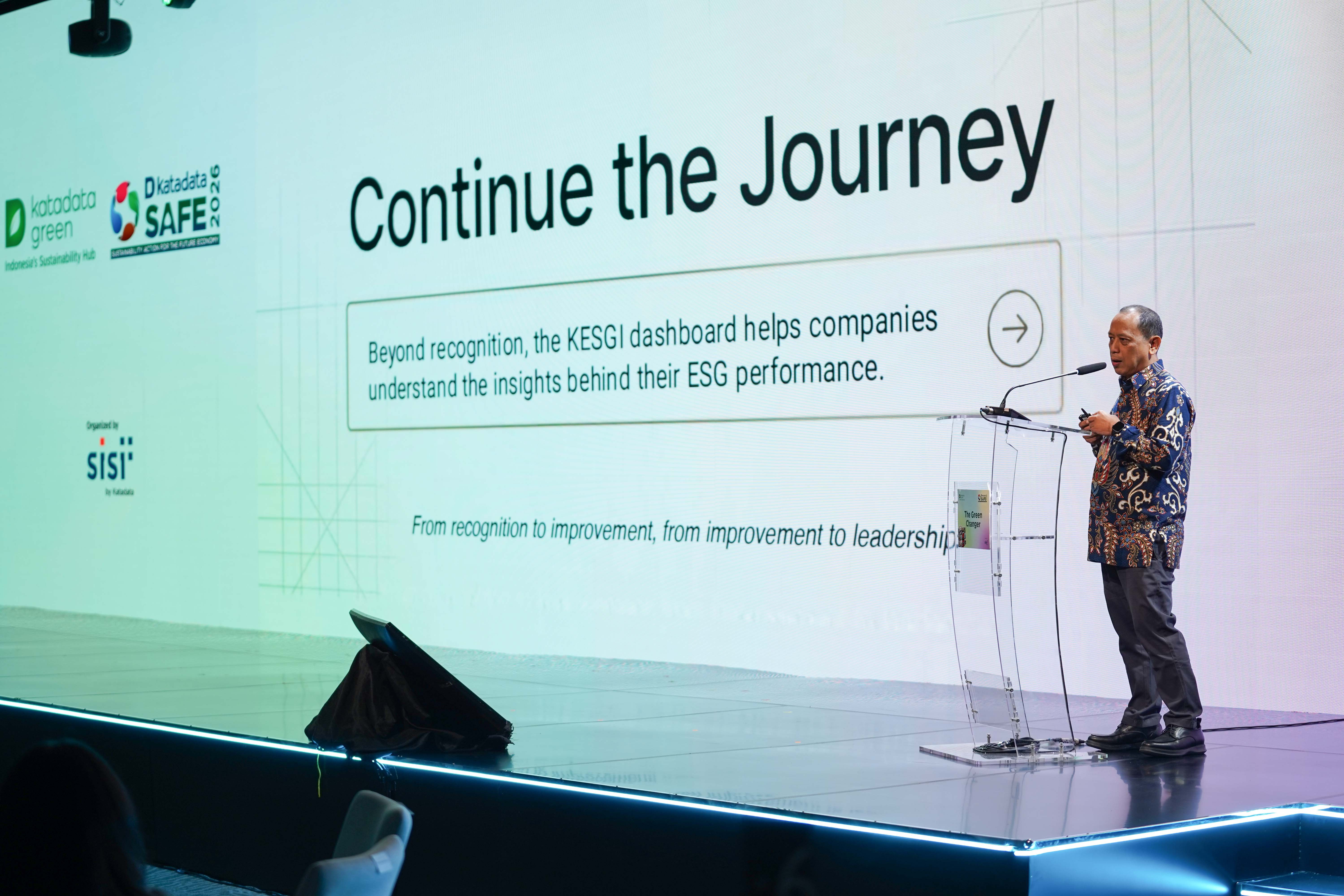 Co-founder & CCO Katadata, Heri Susanto menyampaikan paparan pada Katadata Sustainability Action for the Future Economy (SAFE) 2026 di Sudirman Hall, Sequis Tower, Jakarta, Kamis (17/9/2026). Mengusung tema “The Green Changer”, forum ini diharapkan dapat mendorong terwujudnya langkah nyata dalam mempercepat pertumbuhan ekonomi yang lebih berkelanjutan. 