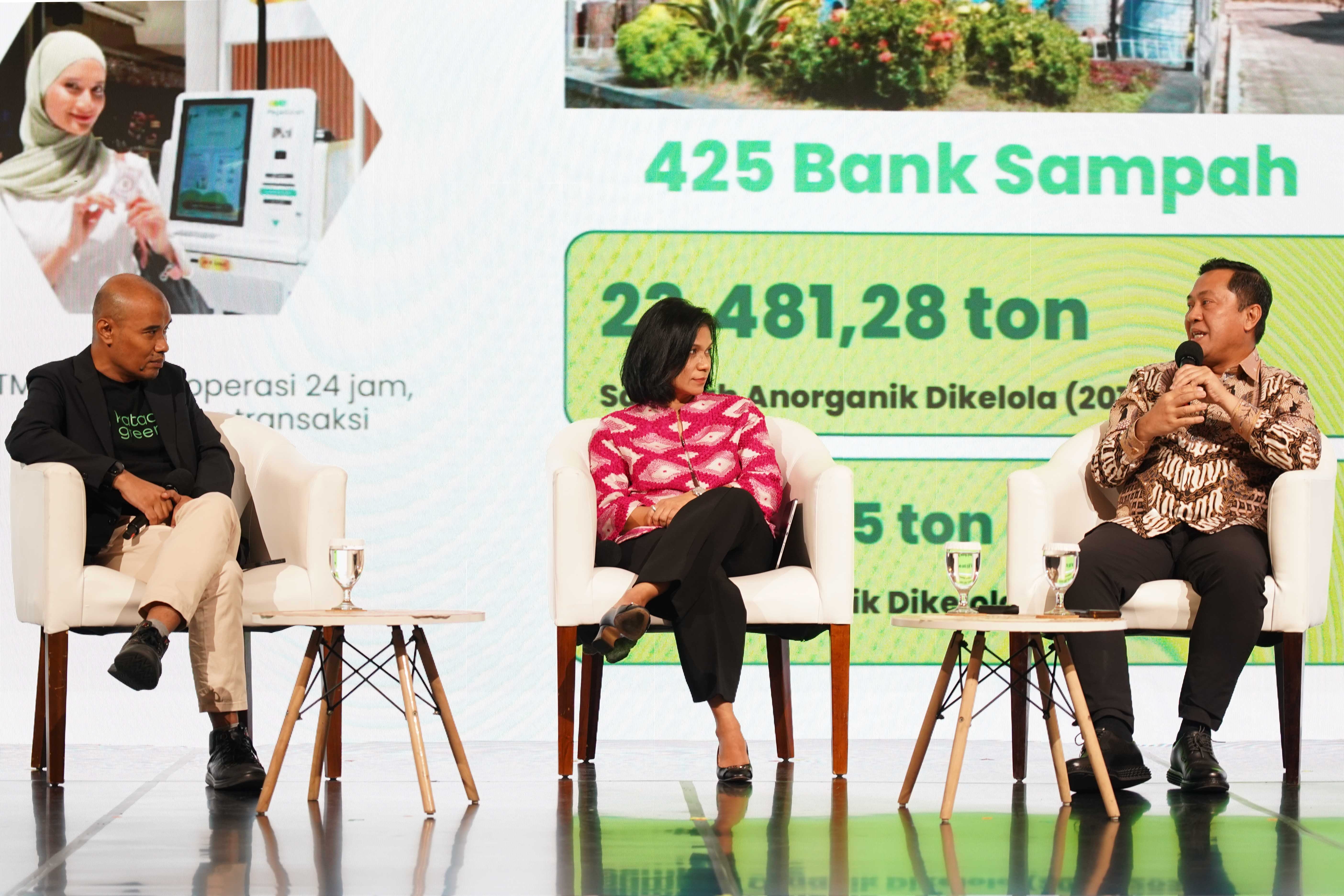 Director of Network and Operations at PT Pegadaian, Eka Pebriansyah (kanan) bersama Director of Communication, Corporate Affairs, and Sustainability Unilever Indonesia, Nurdiana Darus (tengah) dan Editor in Chief Katadata, Yura Syahrul menyampaikan paparan pada Katadata Sustainability Action for the Future Economy (SAFE) 2026 di Sudirman Hall, Sequis Tower, Jakarta, Kamis (17/9/2026). 