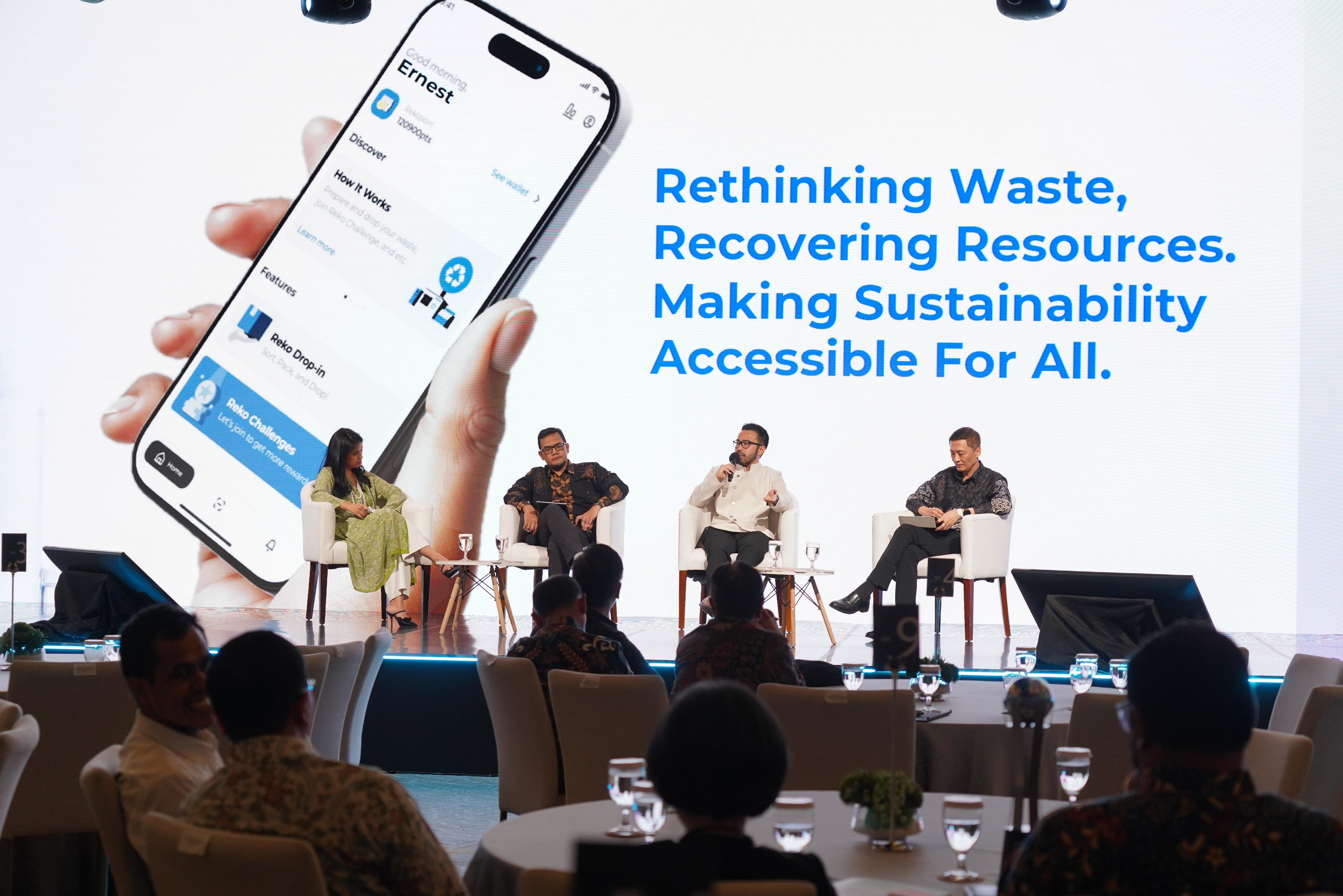 CEO Rekosistem, Ernest Layman (kedua kanan) bersama President Director PT Semen Jawa, Anawat Pornpunyapat (kanan), Public Affairs and Sustainability Director Danone Indonesia, Karyanto Wibowo (kedua kiri) dan Strategic Communications Advisor Tony Blair Institute for Global Change, Michello Loebis menyampaikan paparan pada Katadata Sustainability Action for the Future Economy (SAFE) 2026 di Sudirman Hall, Sequis Tower, Jakarta, Kamis (17/9/2026).