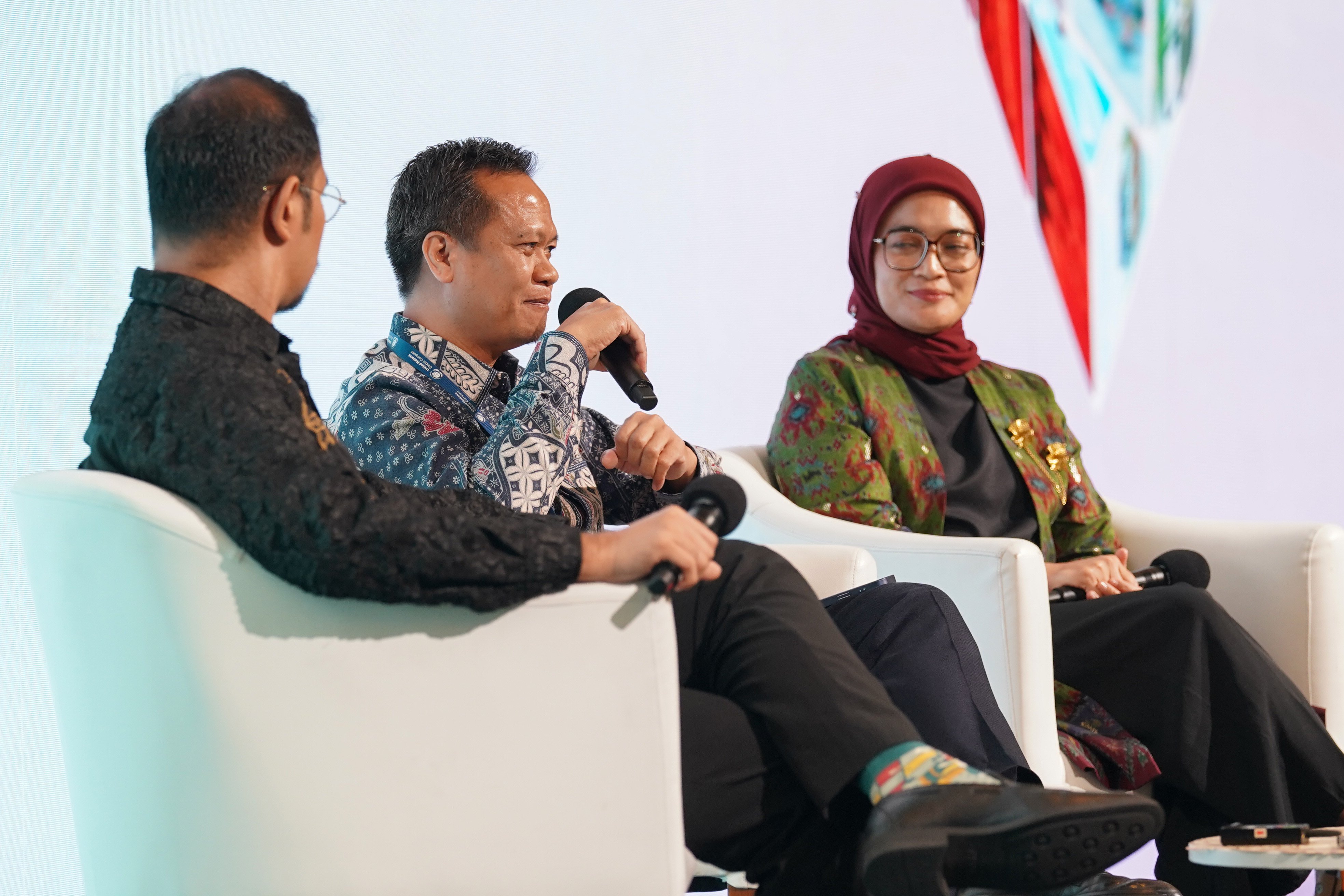 Acting Executive Director Indonesia Global Compact Network (IGCN), Andi P. Rahim (tengah) menyampaikan paparan pada Katadata Sustainability Action for the Future Economy (SAFE) 2026 di Sudirman Hall, Sequis Tower, Jakarta, Kamis (17/9/2026). Mengusung tema “The Green Changer”, forum yang berlangsung 16-17 September 2026 ini diharapkan dapat mendorong terwujudnya langkah nyata dalam mempercepat pertumbuhan ekonomi yang lebih berkelanjutan dan berdaya saing.