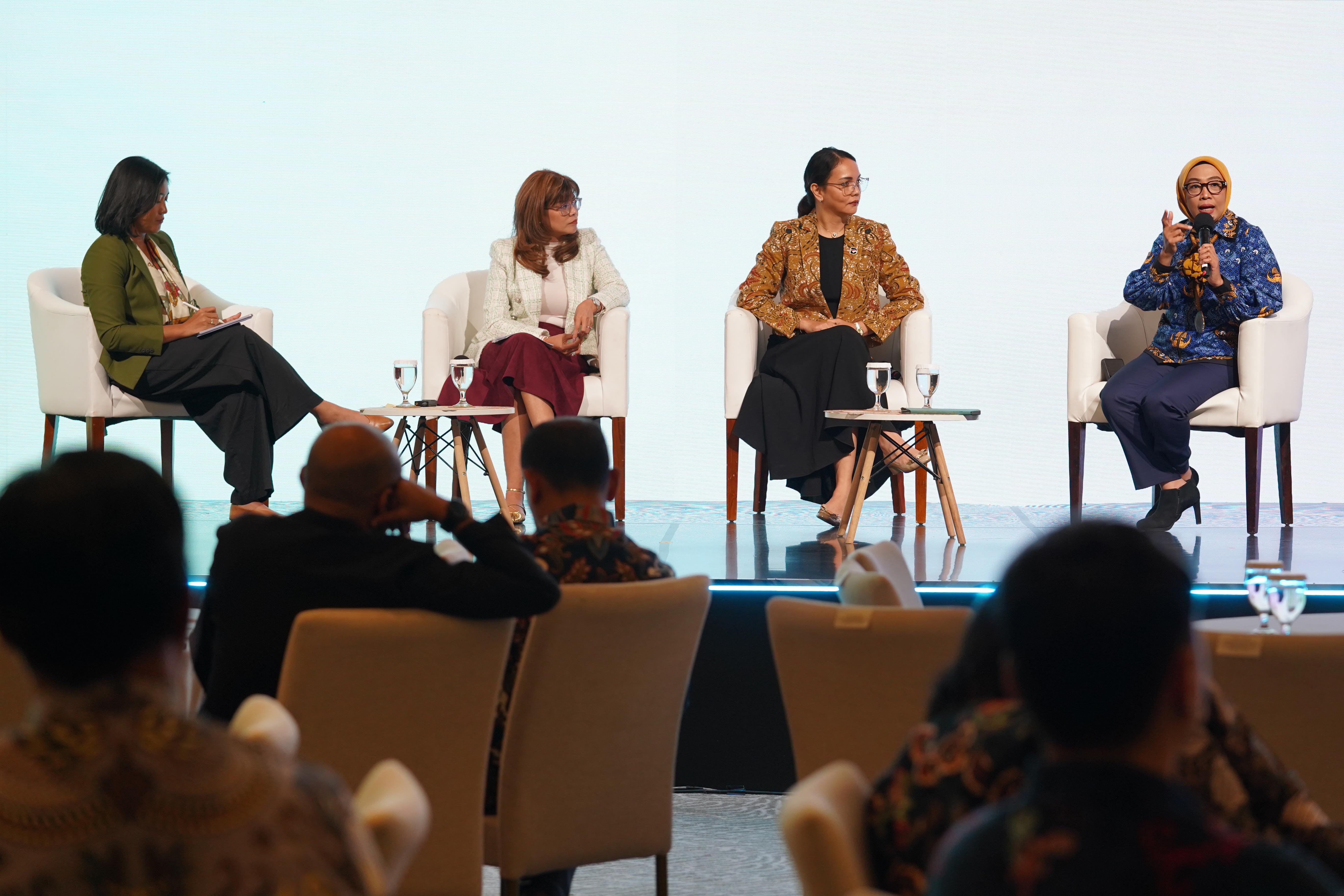 Dari kanan Direktur Jenderal Energi Baru, Terbarukan dan Konservasi Energi Kementerian ESDM, Eniya Listiani Dewi bersama Head of Economic & ESG Strategic Positioning Danantara Investment Management, Masyita Crystallin, Ketua Umum Asosiasi Energi Surya Indonesia (AESI), Mada Ayu Habsari dan Program Officer Climate Imperative Foundation, Adhityani Putri menyampaikan paparan pada Katadata Sustainability Action for the Future Economy (SAFE) 2026 di Sudirman Hall, Sequis Tower, Jakarta, Kamis (17/9/2026). 