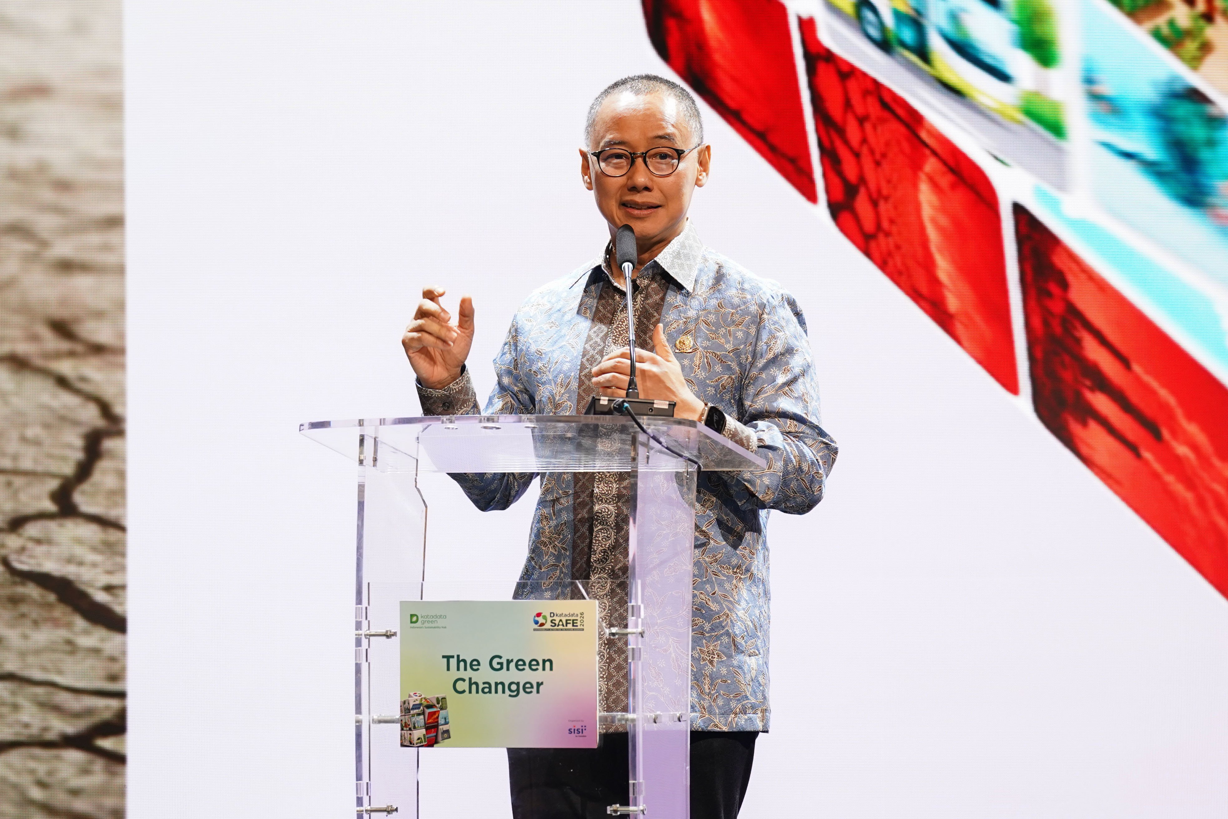 Wakil Ketua MPR RI Eddy Soeparno menyampaikan paparan pada Katadata Sustainability Action for the Future Economy (SAFE) 2026 di Sudirman Hall, Sequis Tower, Jakarta, Kamis (17/9/2026). Mengusung tema “The Green Changer”, forum yang berlangsung 16-17 September 2026 ini diharapkan dapat mendorong terwujudnya langkah nyata dalam mempercepat pertumbuhan ekonomi yang lebih berkelanjutan dan berdaya saing.
