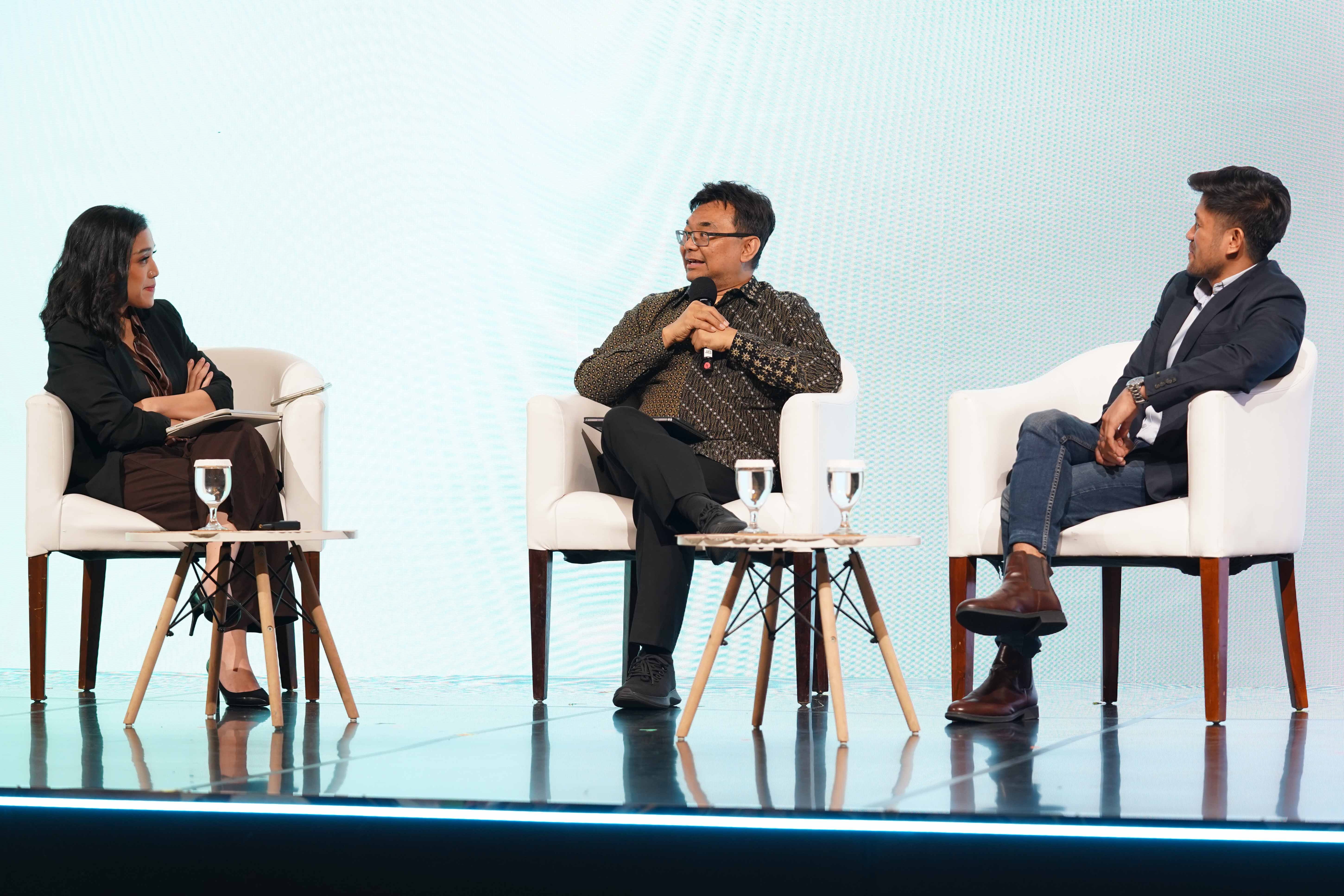 Founder of A+ CSR Indonesia, Jalal (tengah) menyampaikan paparan pada Katadata Sustainability Action for the Future Economy (SAFE) 2026 di Sudirman Hall, Sequis Tower, Jakarta, Rabu (16/9/2026). Mengusung tema “The Green Changer”, forum yang berlangsung 16-17 September 2026 ini diharapkan dapat mendorong terwujudnya langkah nyata dalam mempercepat pertumbuhan ekonomi yang lebih berkelanjutan dan berdaya saing.